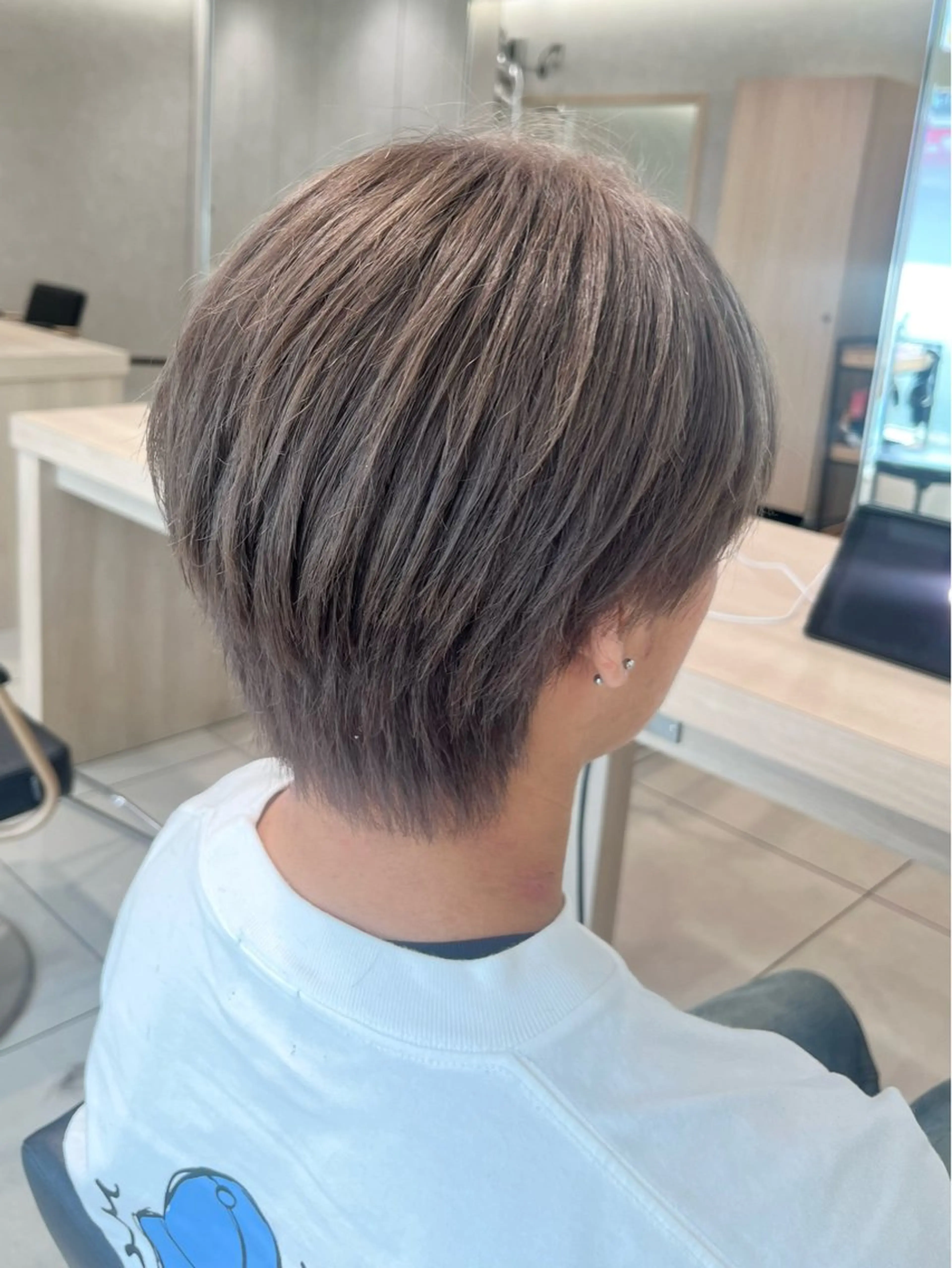 カラー メンズ メンズブリーチ ブリーチ 透明感カラー グレージュ シルバー カット ヘアカラー 巖本 真希のヘアスタイル