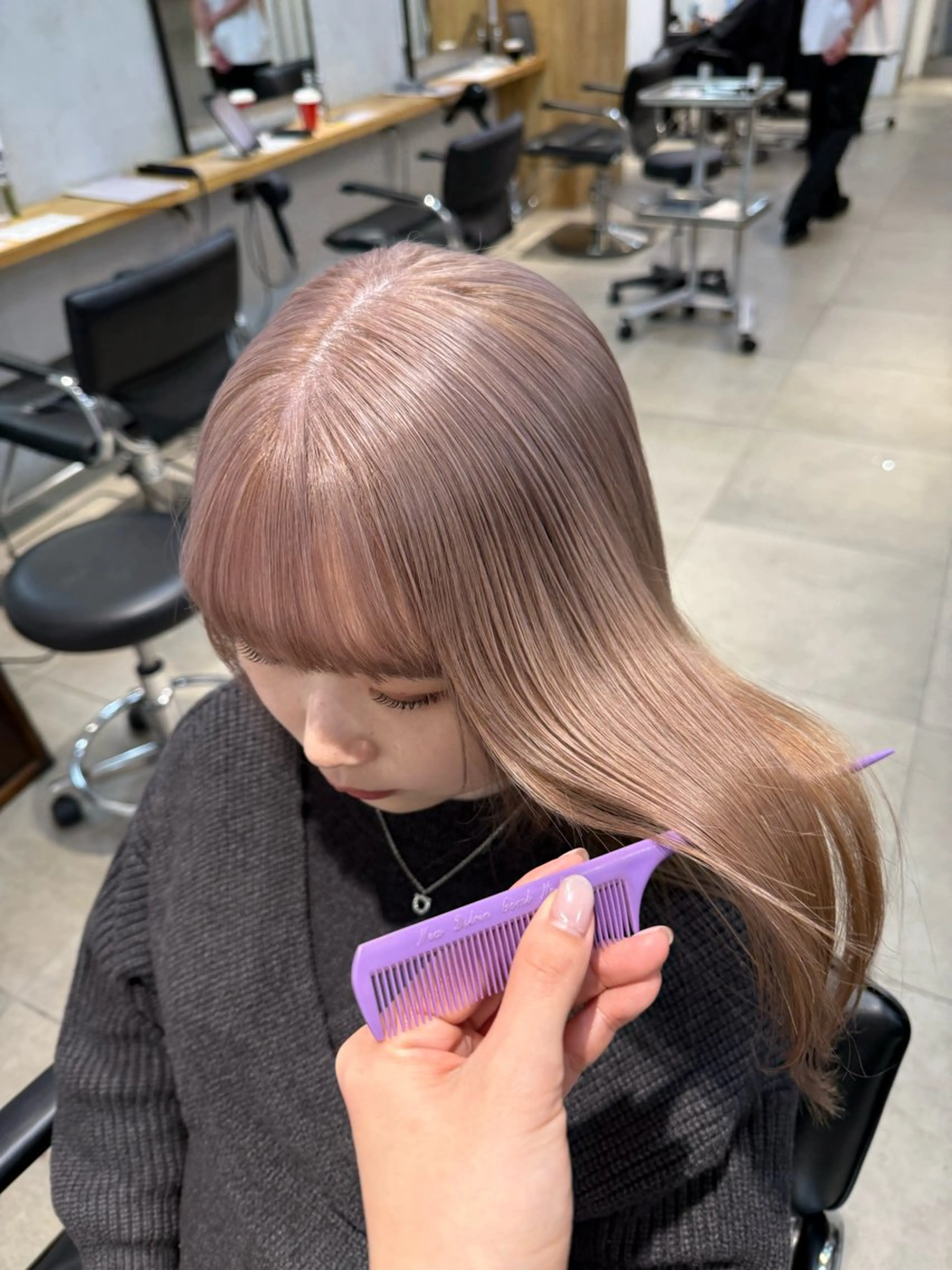 セミロング カラー ミルクティー× グレージュMOMOのヘアスタイル