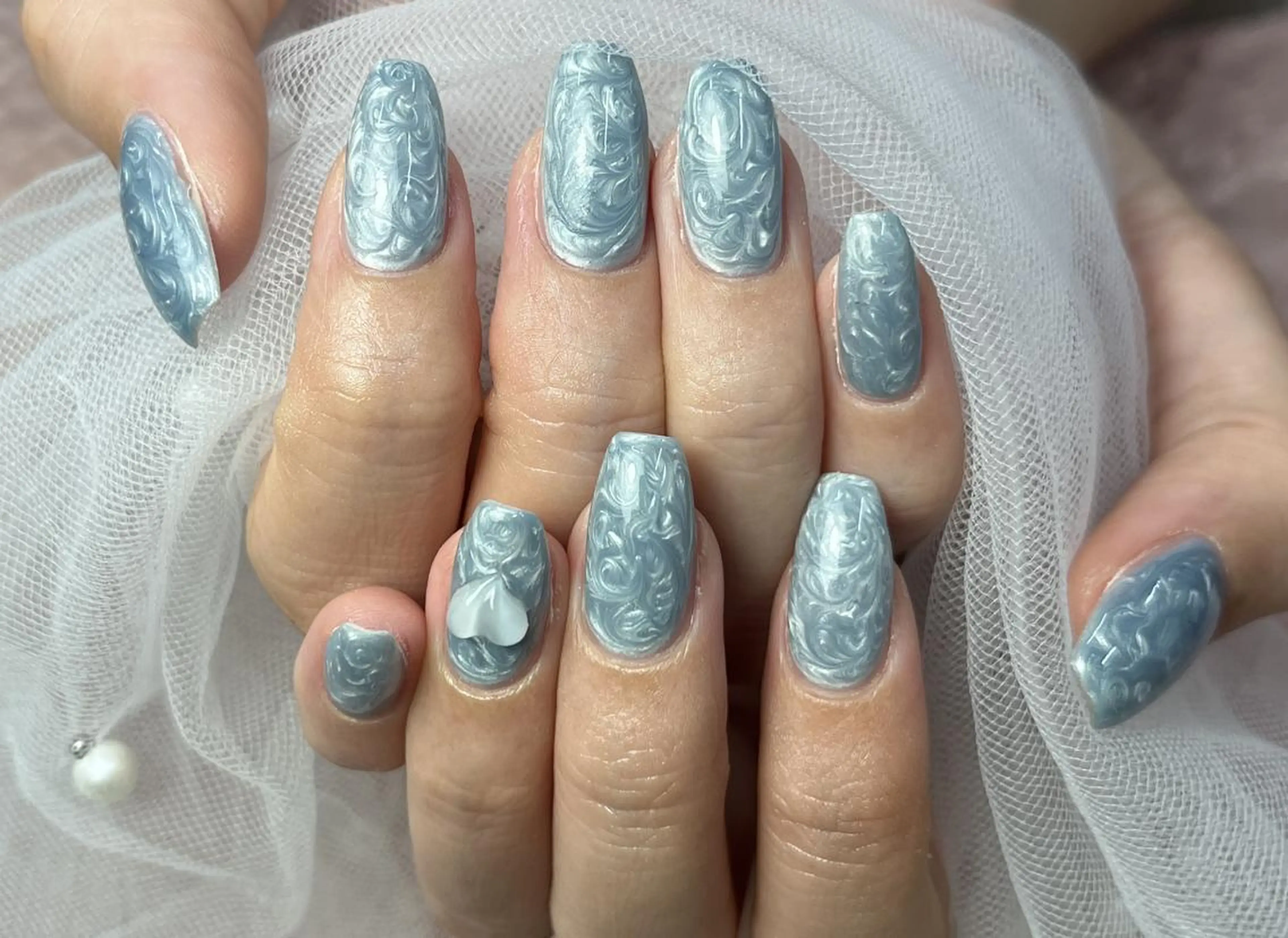 ネイル ブルー フラワーネイル シルバー シンプルネイル ハンドネイル ハンドケア ToliyDeliy Nail Salonのネイルデザイン