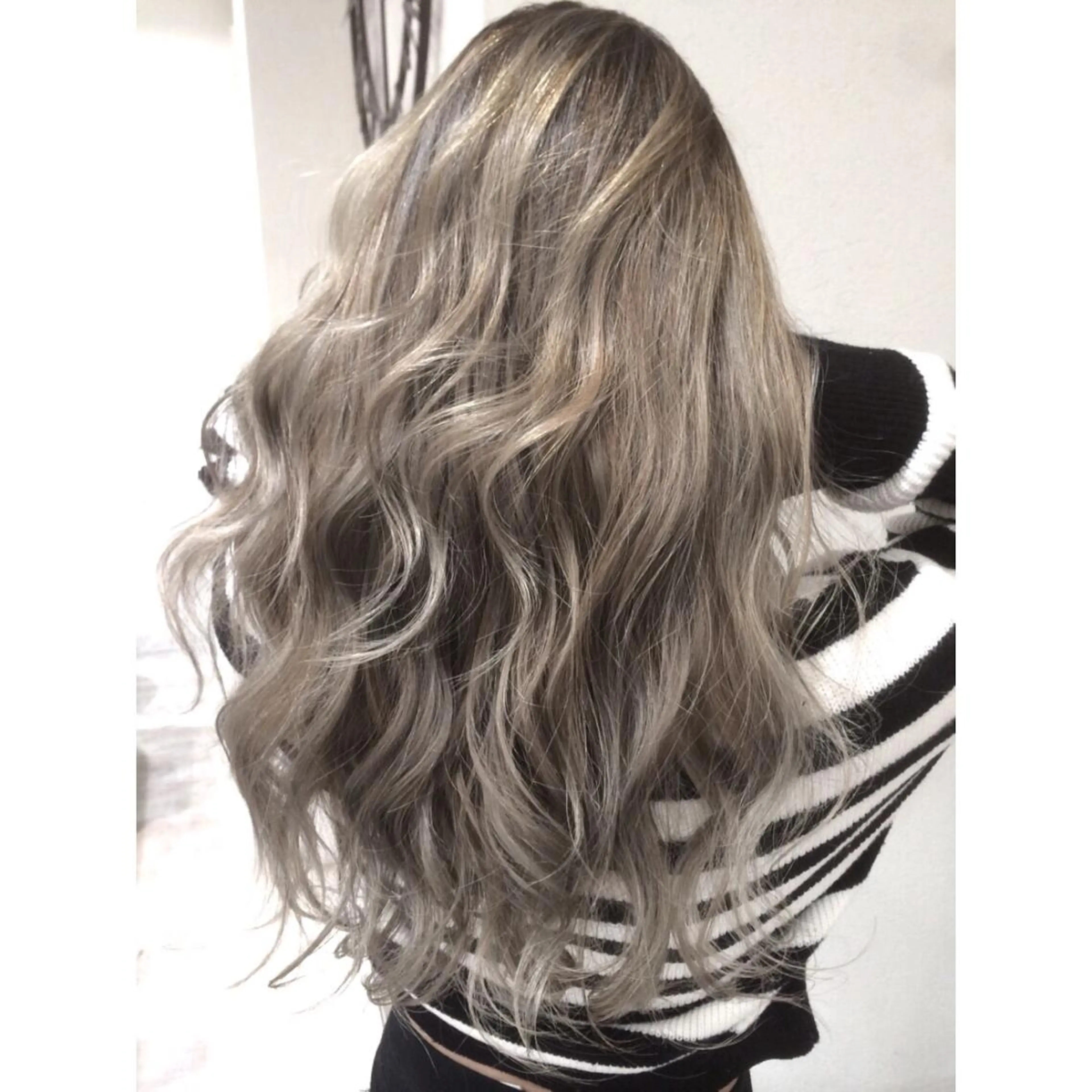 ロング カラー バレイヤージュ ベージュカラー レイヤーカット ヘアカラー トリートメント 井上 一平のヘアスタイル