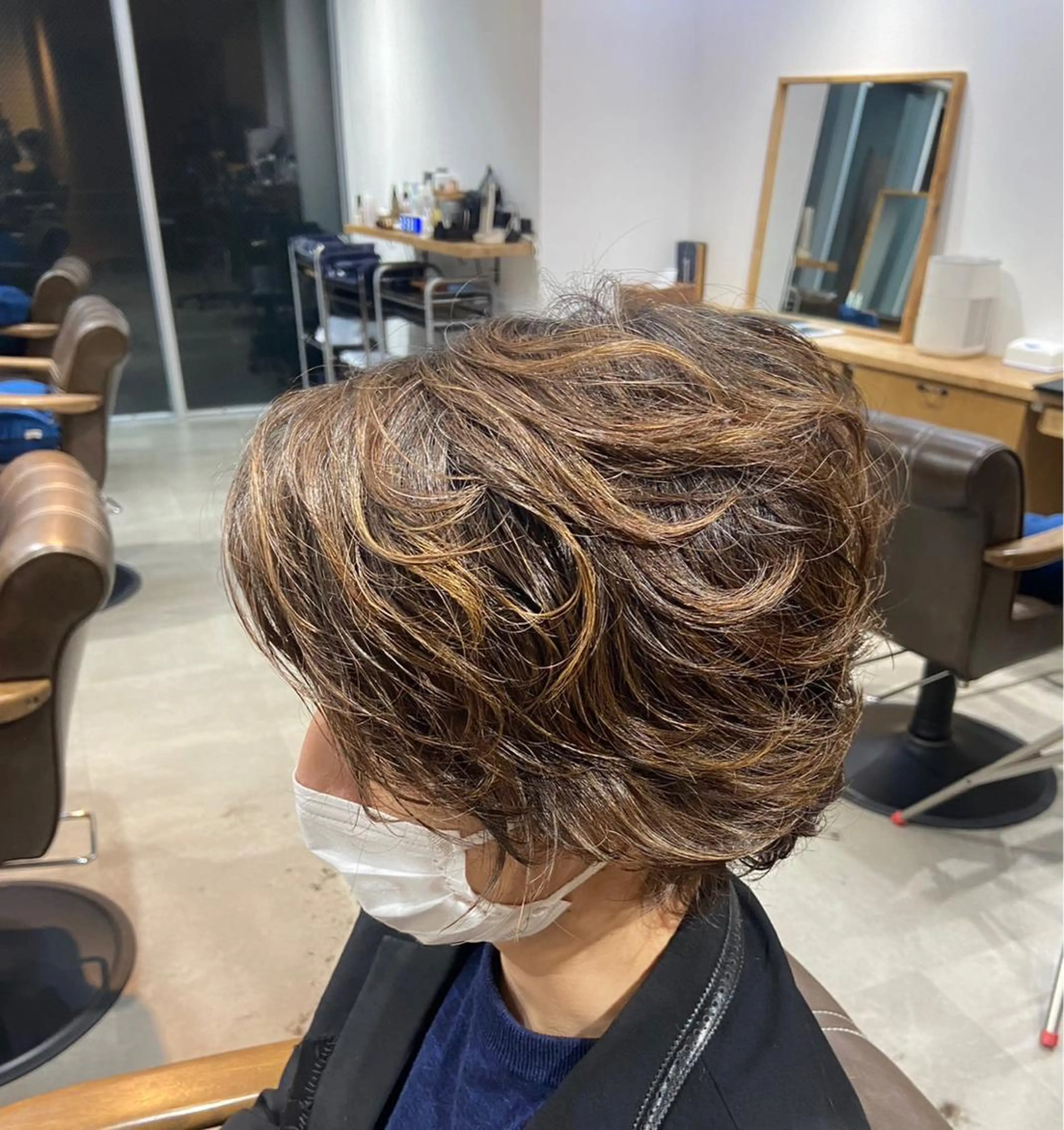 カラー パーマ メンズ メンズハイライト メンズパーマ ハイライトカラー 安岡美咲✂︎ 艶カラー/髪質改善のヘアスタイル