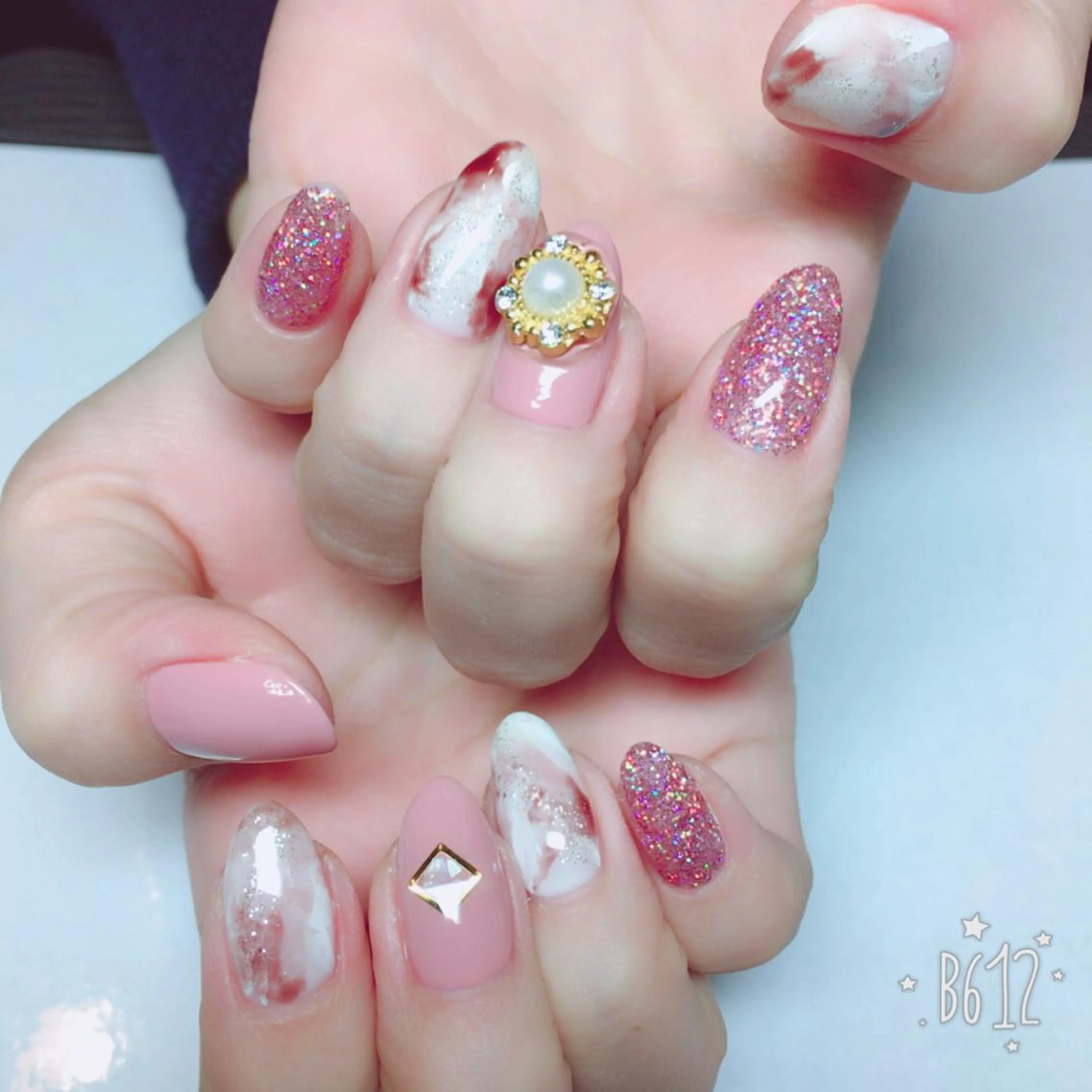 ネイル キラキラネイル ラメ(グリッター) 大理石ネイル(マーブル) ピンク ハンドネイル THECOLORS所属・近貞 莉奈のネイルデザイン