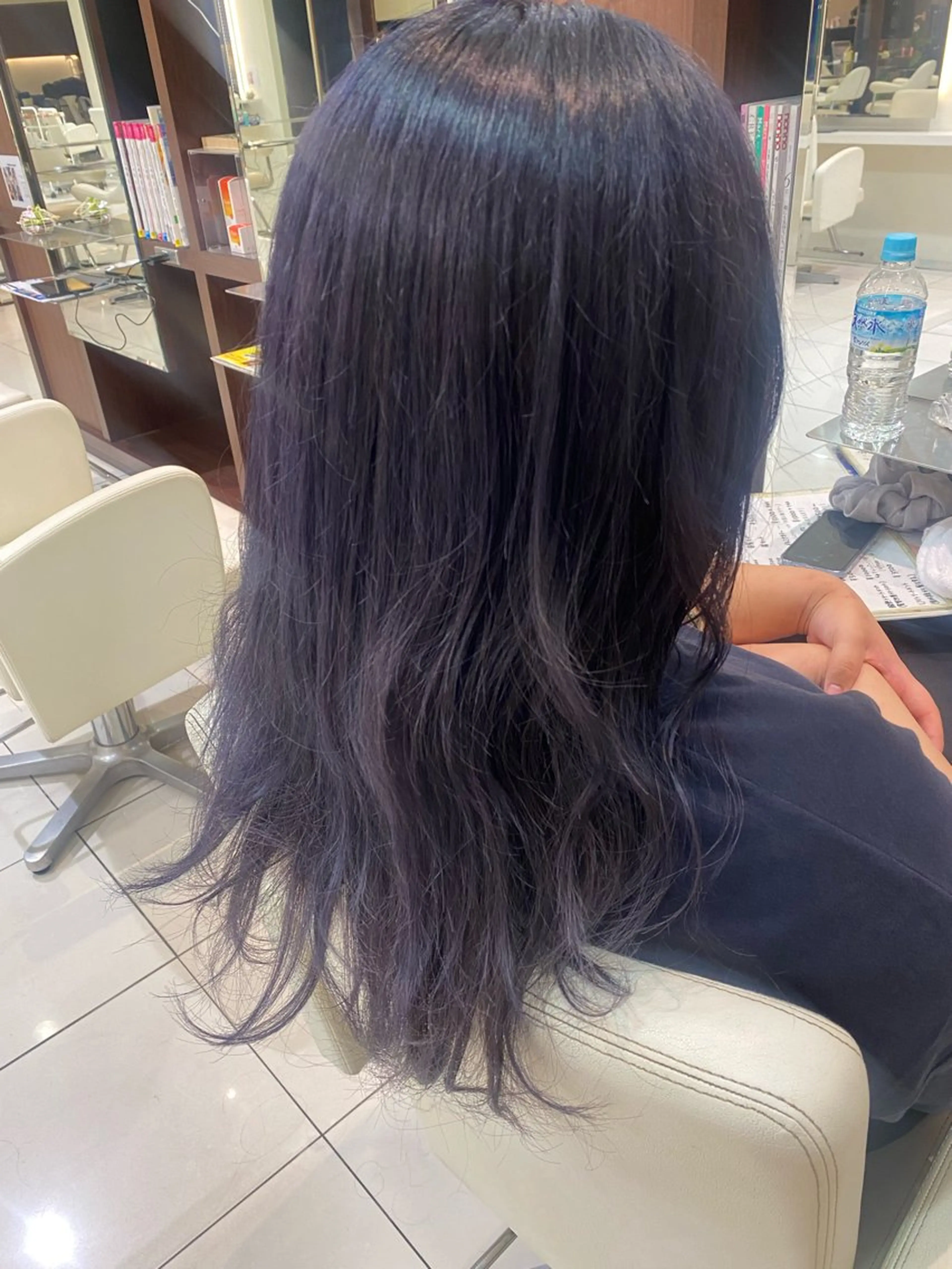 カラー ブリーチ ネイビーカラー カット ヘアカラー トリートメント 内山 歩美のヘアスタイル