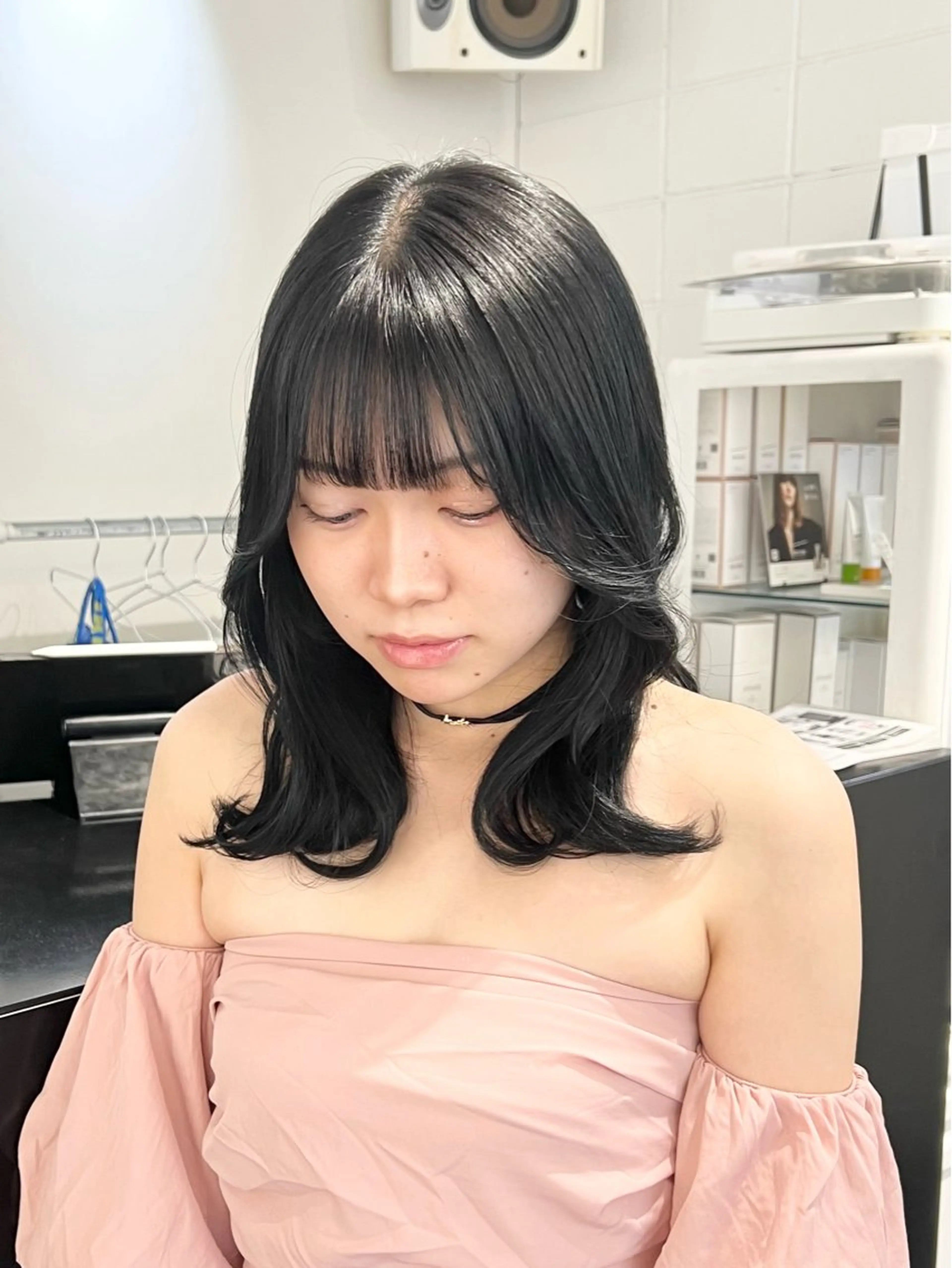 セミロング カラー 黒髪 ブルーカラー ブルーブラック 顔まわりレイヤー レイヤーカット カット ヘアカラー トリートメント HARU//原宿🤍 リピート率NO.1のヘアスタイル