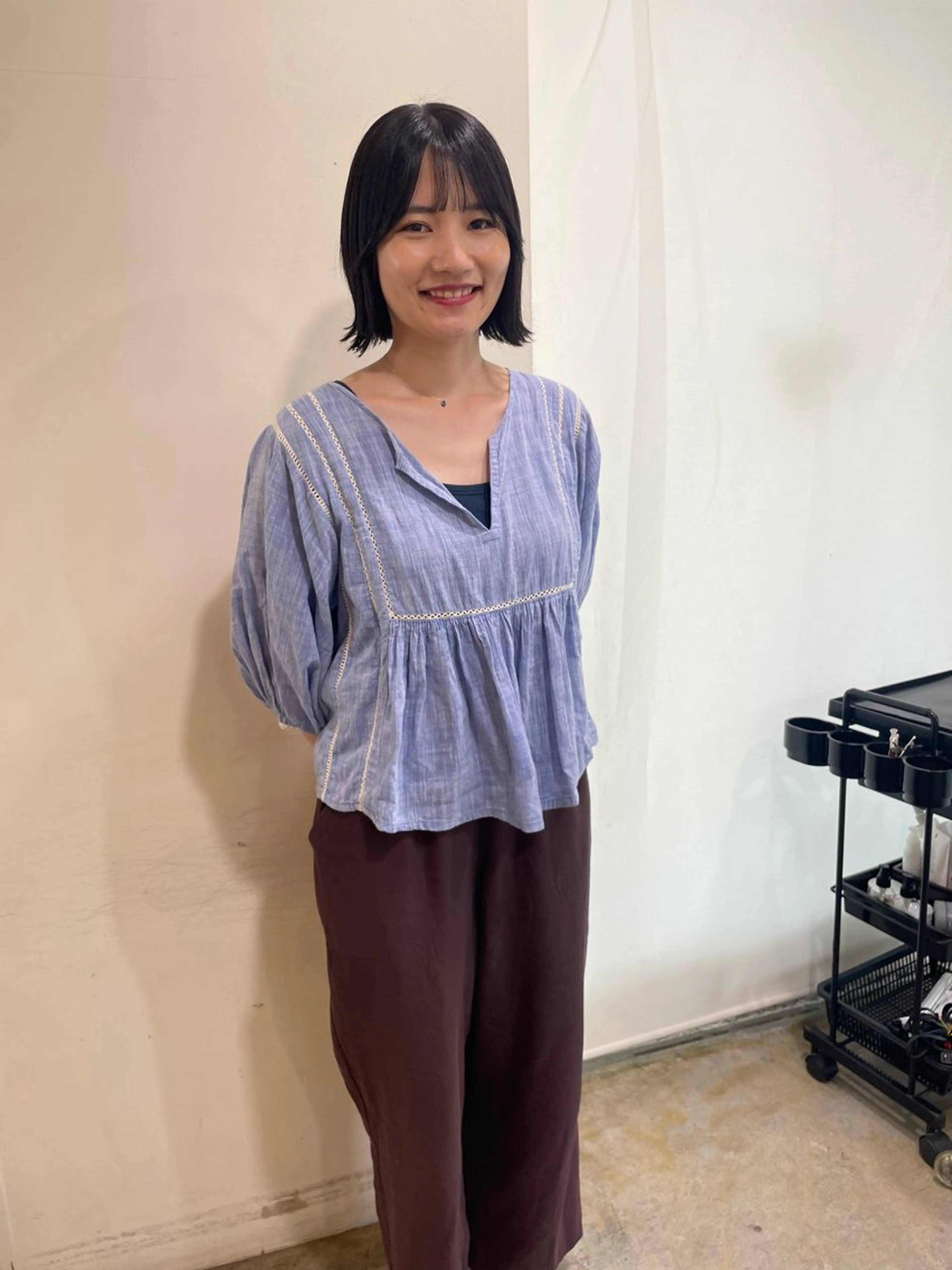 ショート カラー 黒髪 ブルーカラー ブルーブラック ボブ 外ハネヘア カット ヘアカラー トリートメント MIOベージュカラー 柔らかいカラーのヘアスタイル