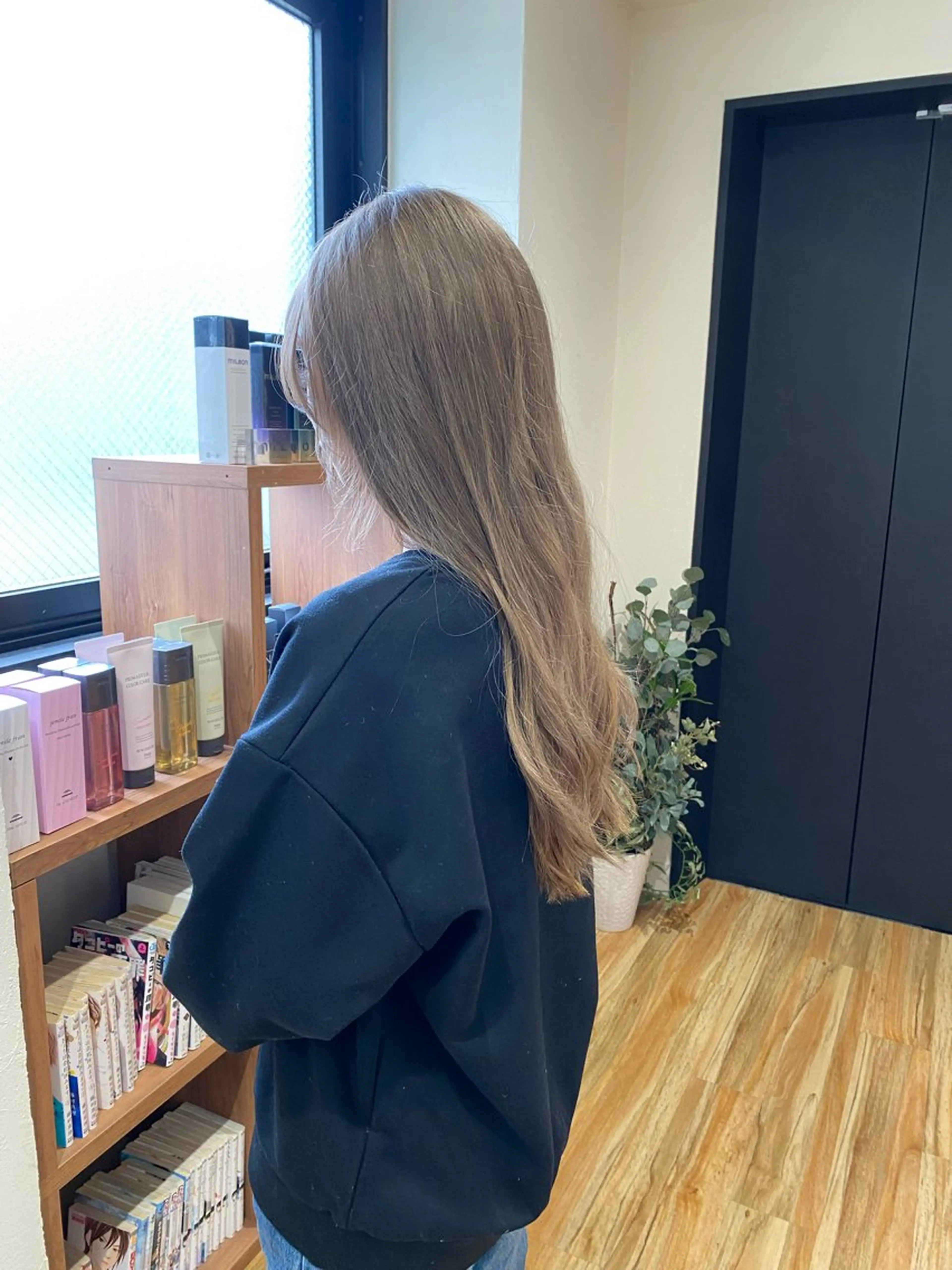 ロング カラー ベージュカラー ミルクティーベージュ ヘアカラー トリートメント 三戸 修平のヘアスタイル