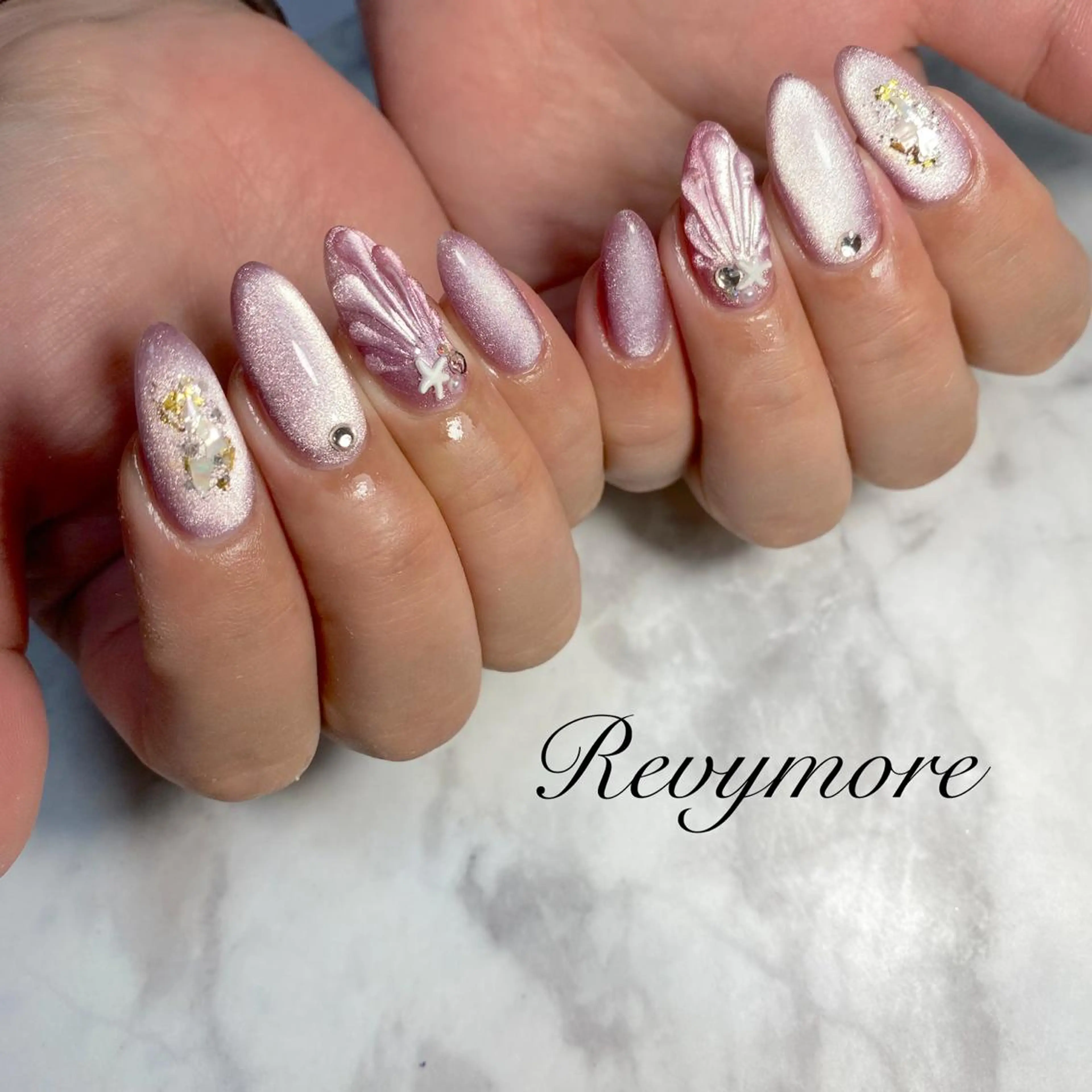 ミディアム ネイル 韓国風ヘア ジェルネイル キラキラネイル 韓国ネイル マグネットネイル nail salon Revymore所属・nail salon Revymoreのネイルデザイン