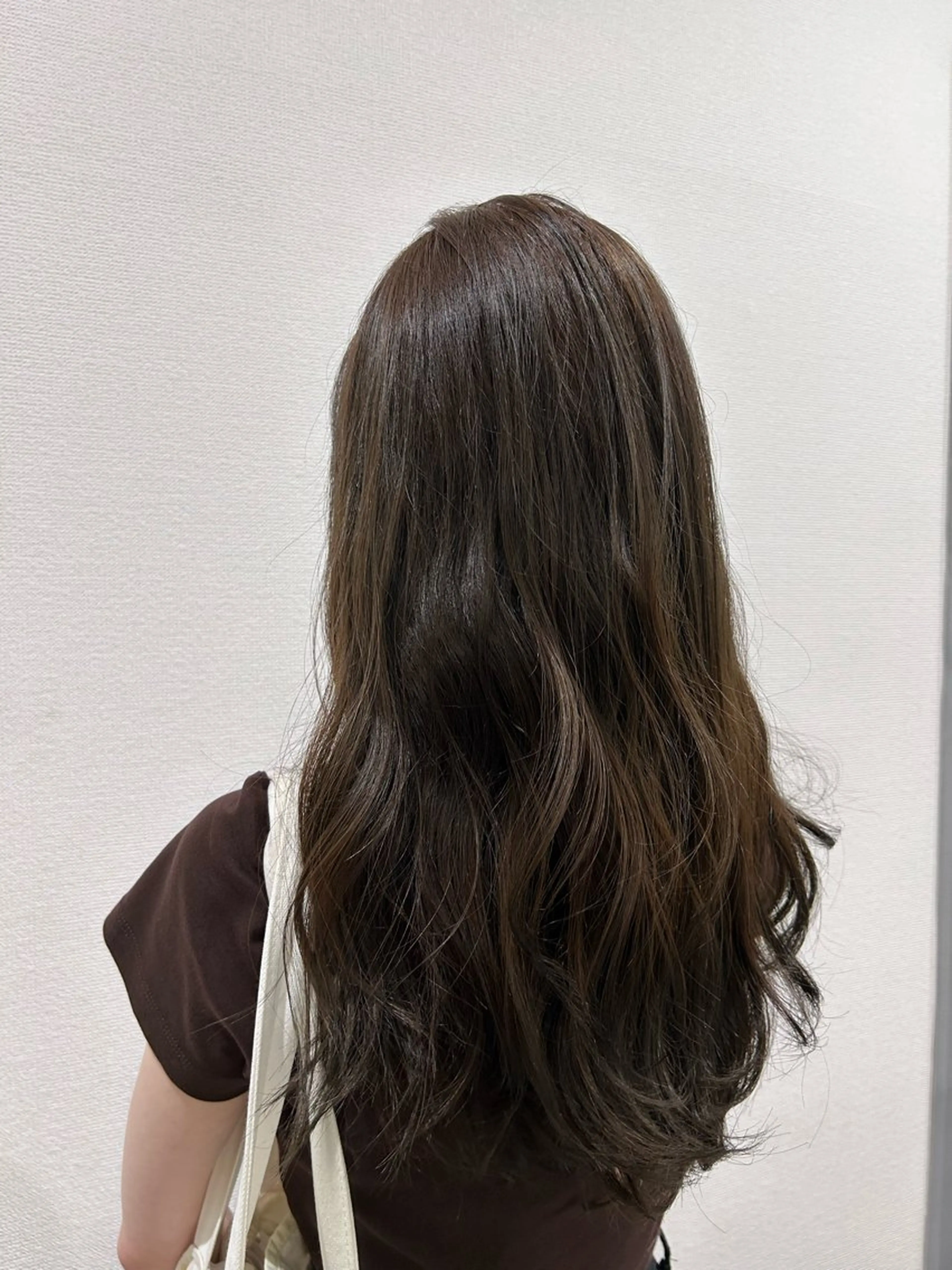 セミロング カラー ベージュカラー オリーブベージュ SALOWIN 新宿三丁目me+所属・レイヤー/ボブ/ パーマ/HARUKAのヘアスタイル