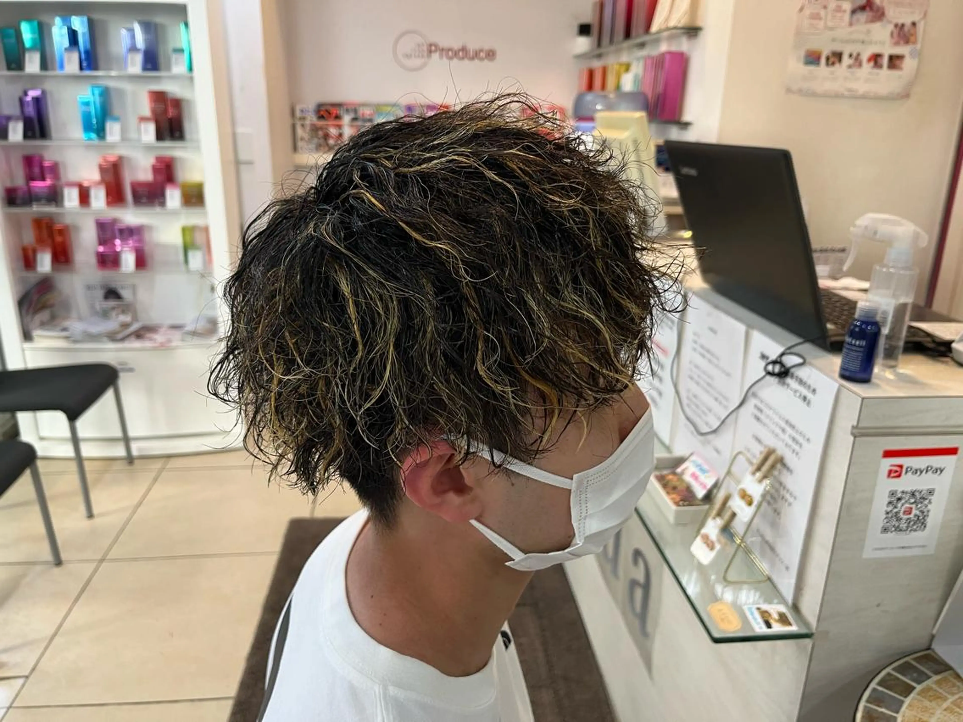 ショート カラー パーマ メンズ メンズハイライト メンズパーマ メンズツイストパーマ ハイライトカラー ハイライト カット ヘアカラー パーマ 韓国風メンズ/毛流れ ヘアなら須田龍世のヘアスタイル