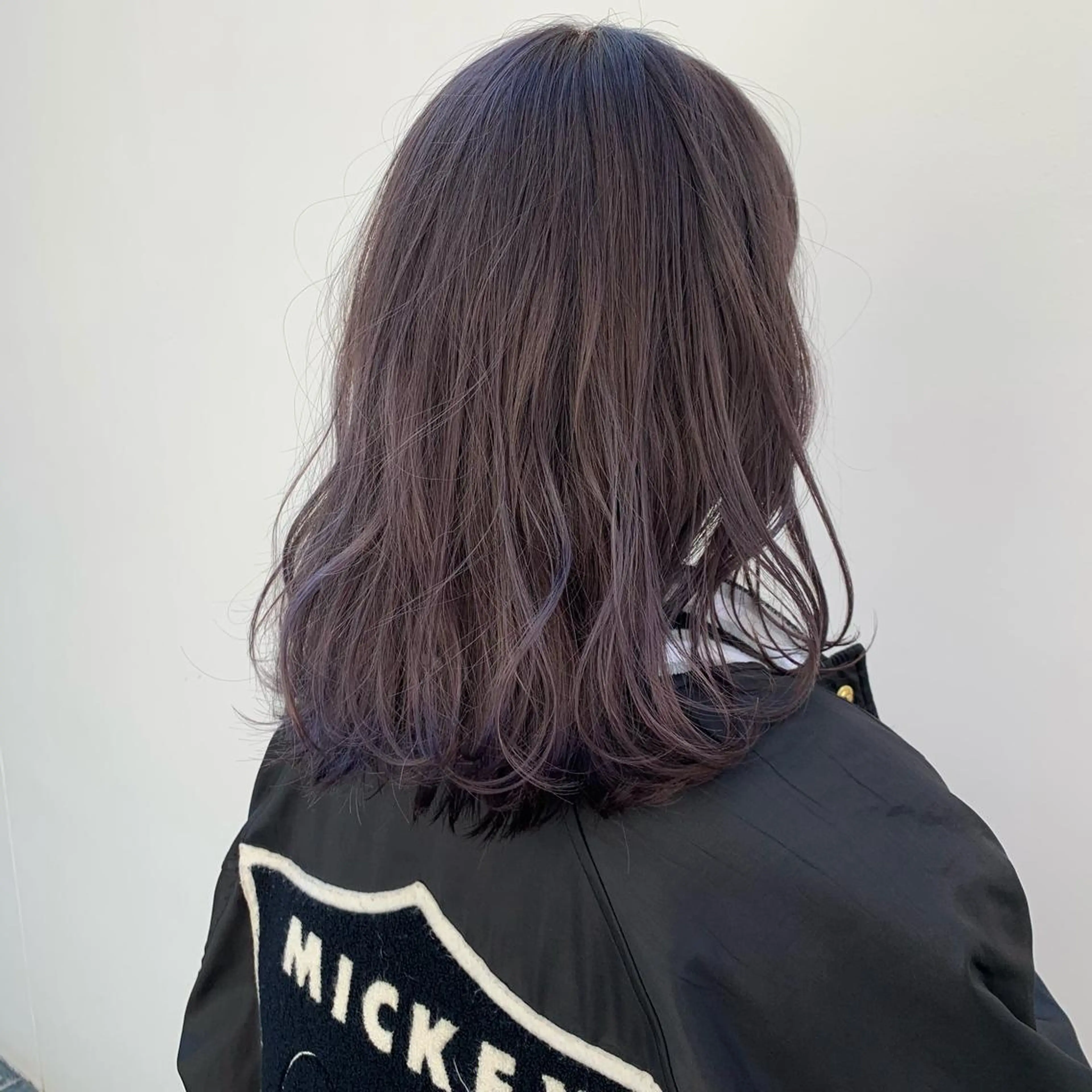 ロング カラー ベージュカラー ブリーチ イヤリングカラー ハイライトカラー イルミナカラー SALOWIN表参道店所属・マンツーマン×半個室 まちだきょうすけのヘアスタイル