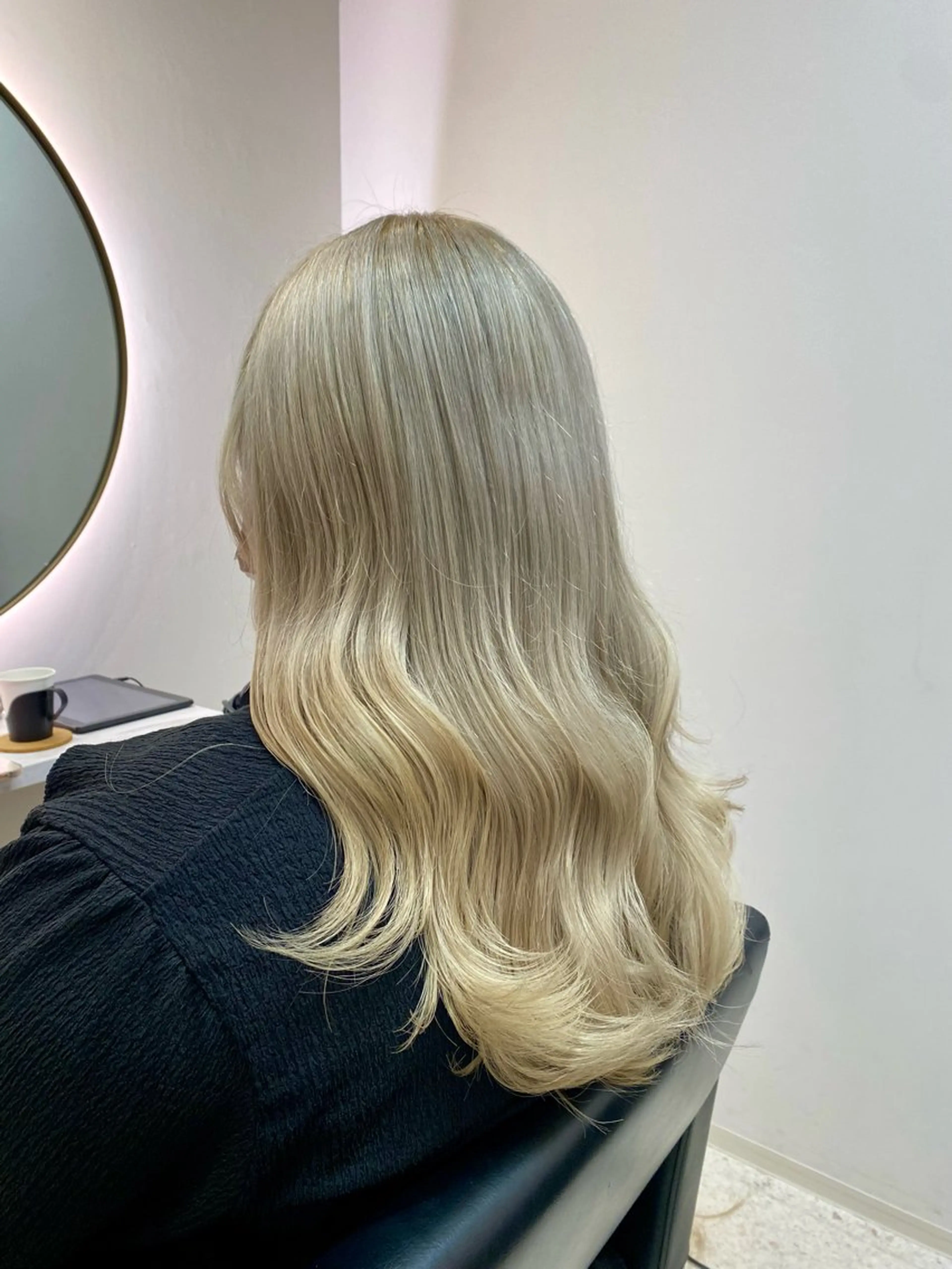 ロング カラー ベージュカラー ブリーチ 透明感カラー ハイトーンカラー ペールベージュ カット ヘアカラー トリートメント 韓国🇰🇷艶髪 ケアカラーSHURIのヘアスタイル