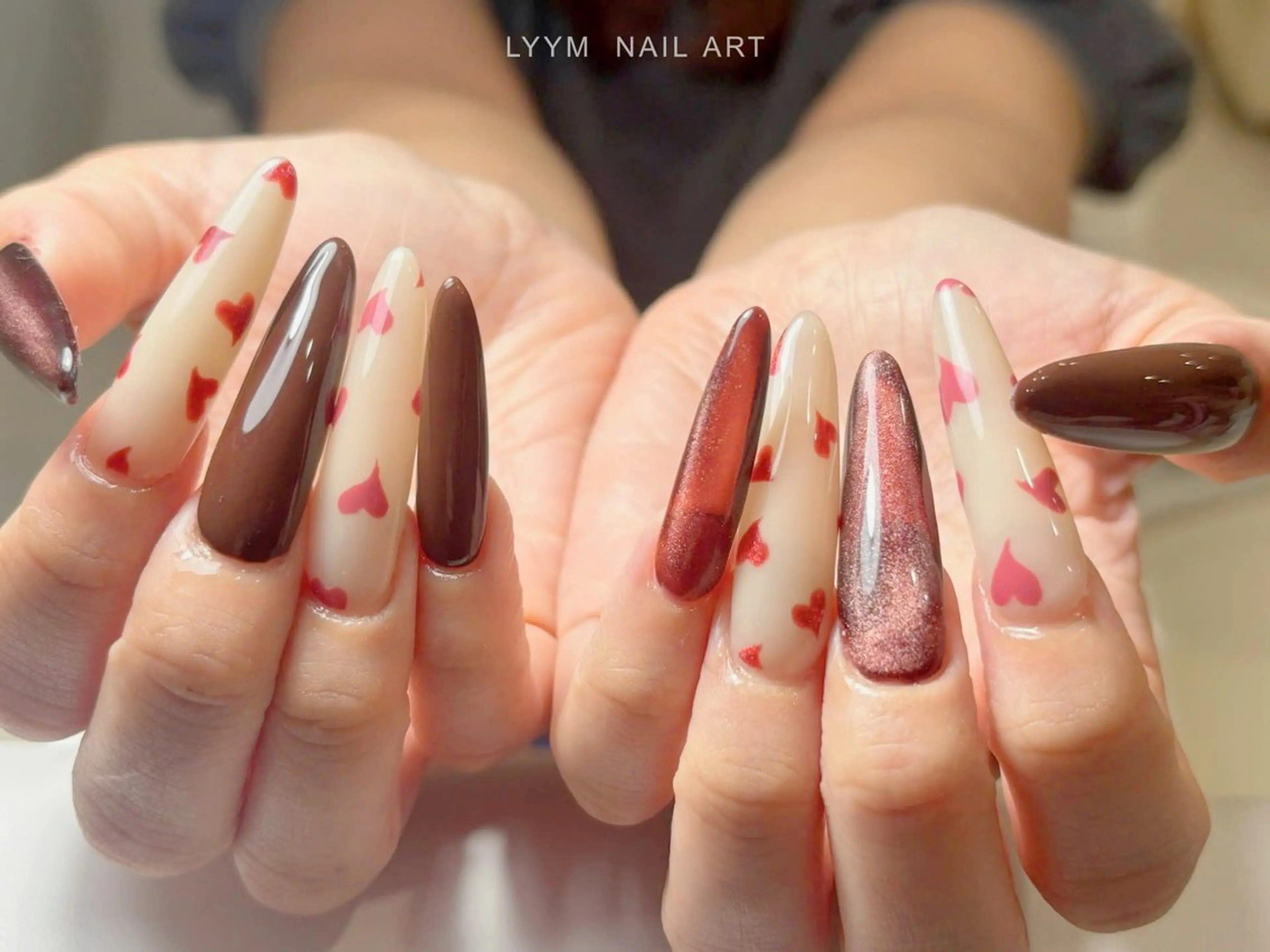 ネイル ブラウン ハート 韓国ネイル ロングネイル 赤色 ハンドネイル LYYM Salonのネイルデザイン