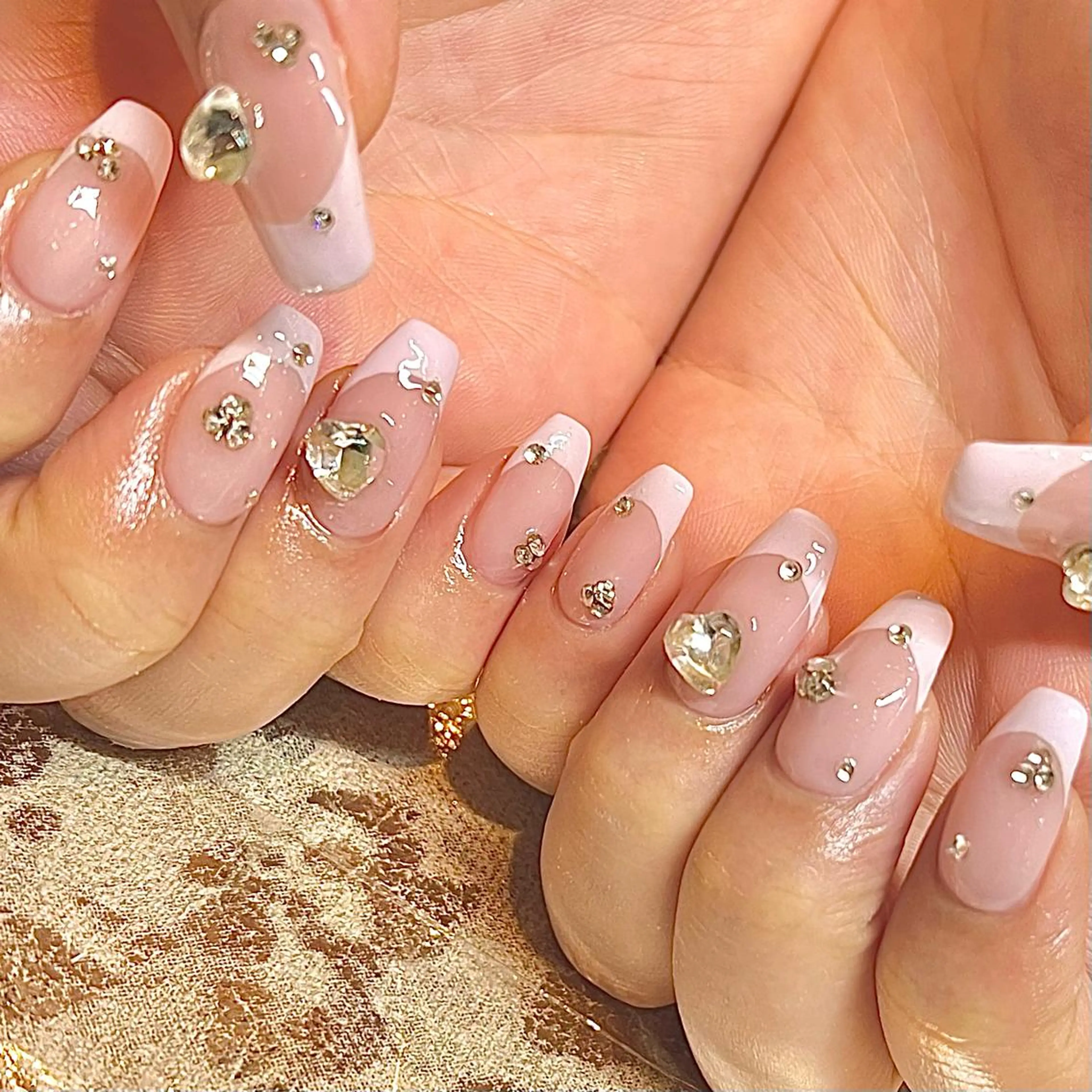 ミディアム ネイル フレンチネイル ハート ストーンネイル ハンドネイル H🌺 NAILのネイルデザイン