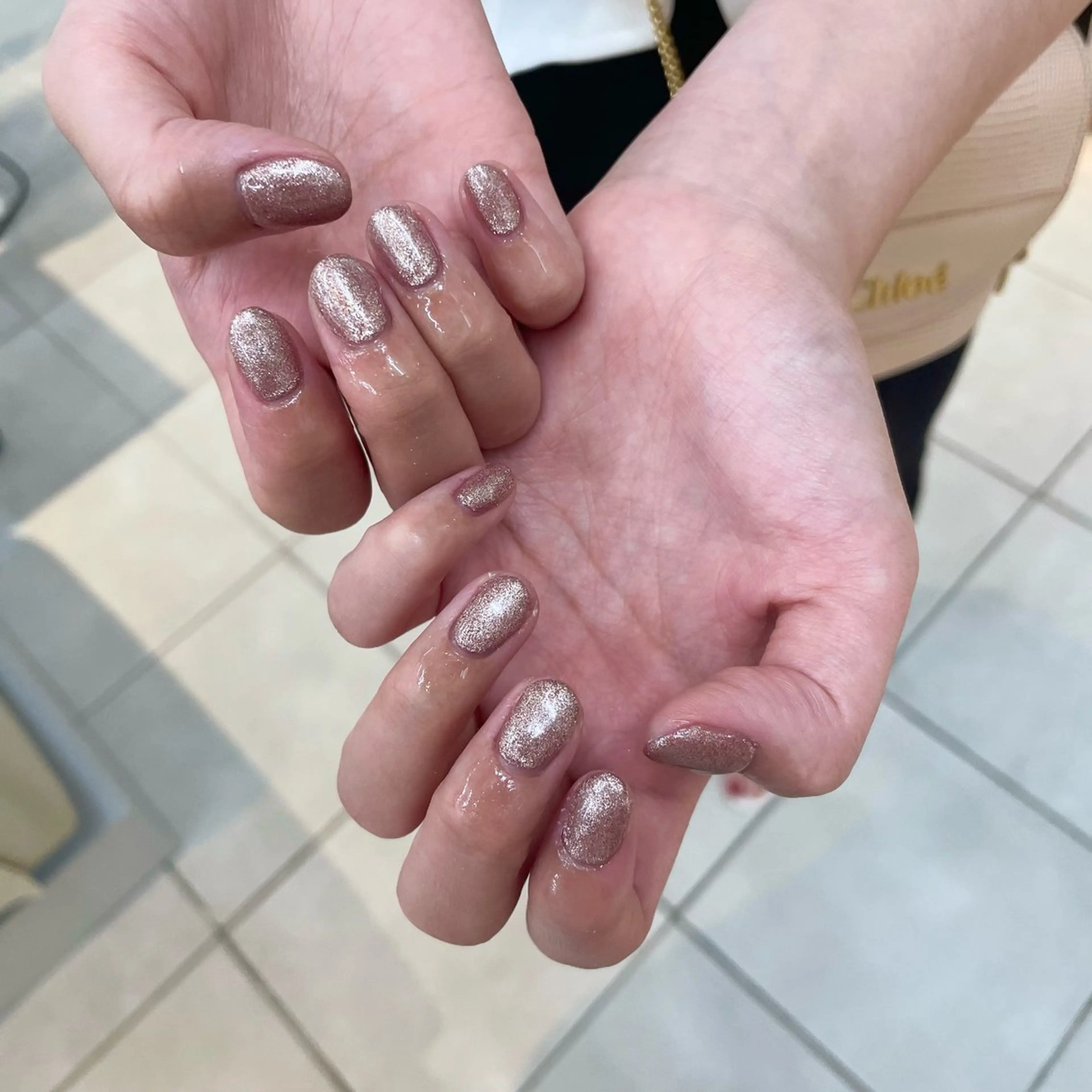 ネイル ブラウン キラキラネイル ワンカラーネイル hinano DEE nailのネイルデザイン