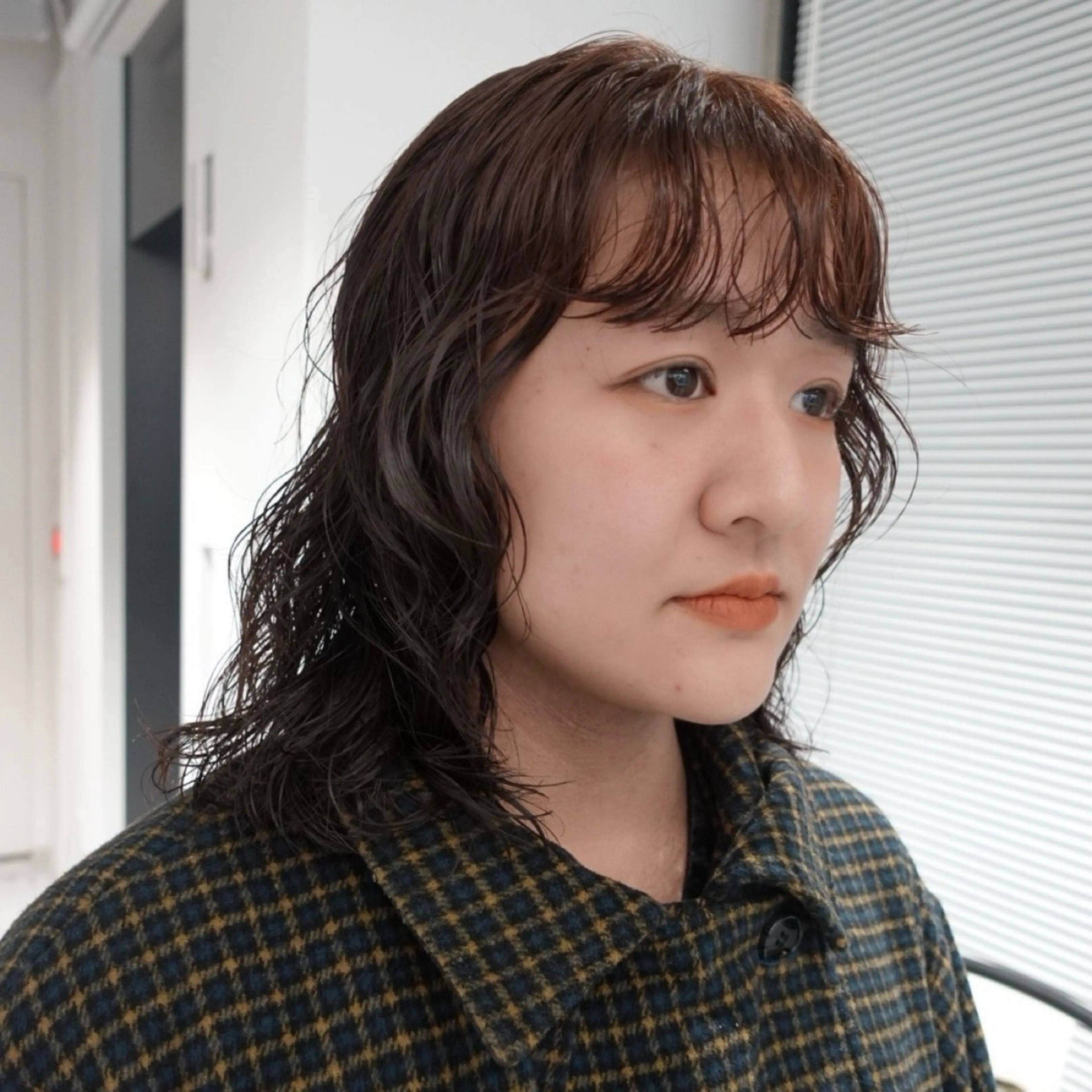 ミディアム カラー パーマ ヘアアレンジ ミディアムパーマ ブラウンカラー オレンジ オレンジブラウン レイヤーカット カット ヘアカラー パーマ 🌐サトウ リョウ🌐のヘアスタイル