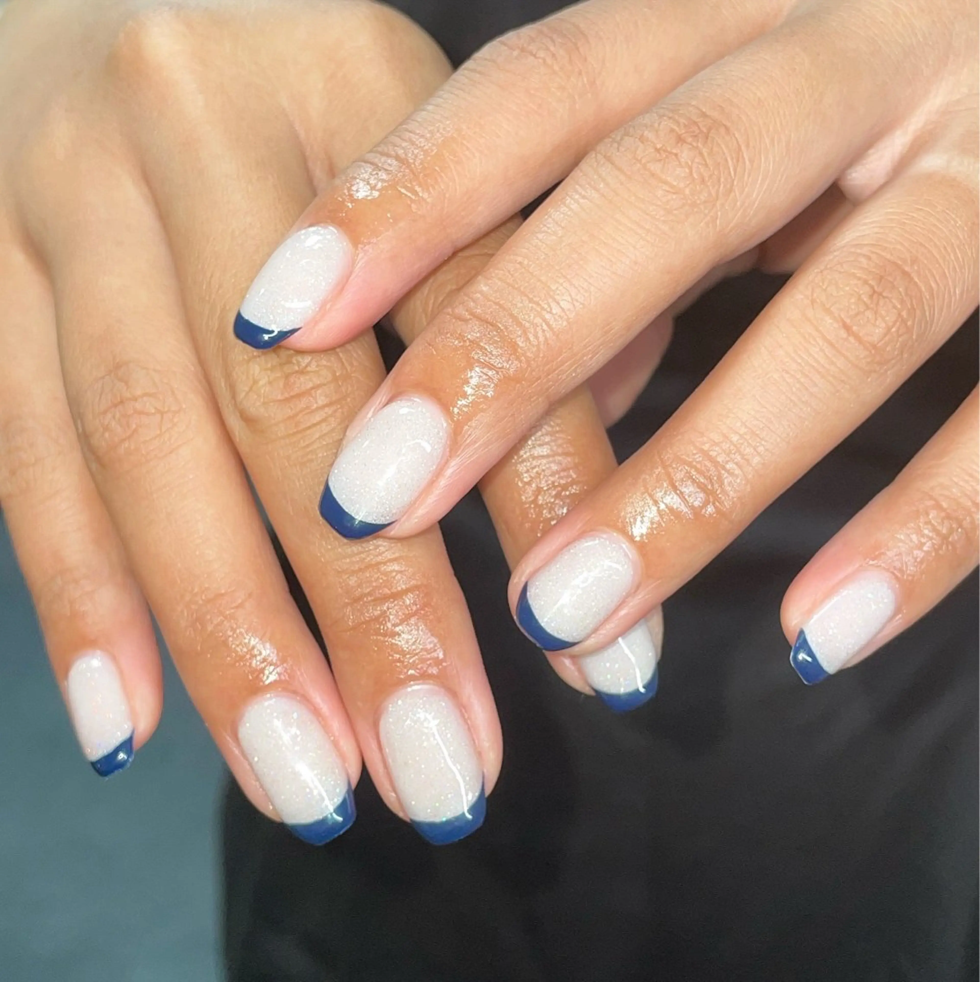 ネイル フレンチネイル キラキラネイル ネイビー オフィスネイル シンプルネイル ハンドネイル ハンドケア 🎀NAIL🎀 AI🪄︎︎◝✩のネイルデザイン