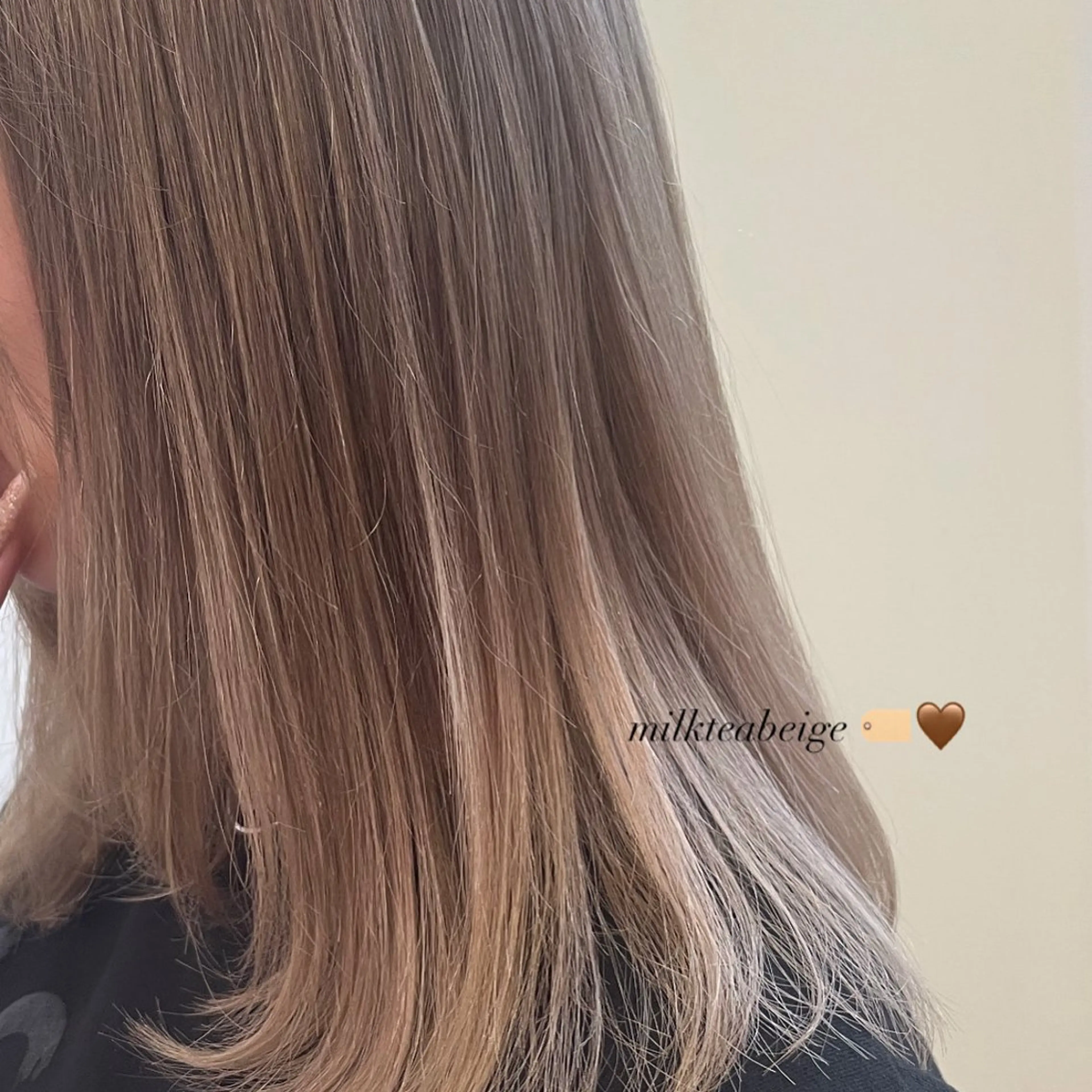 ミディアム カラー ベージュカラー ブリーチ ダブルカラー 顔まわりレイヤー 顔周りカット ディスコヘアーAVEDA所属・金子 優流のヘアスタイル