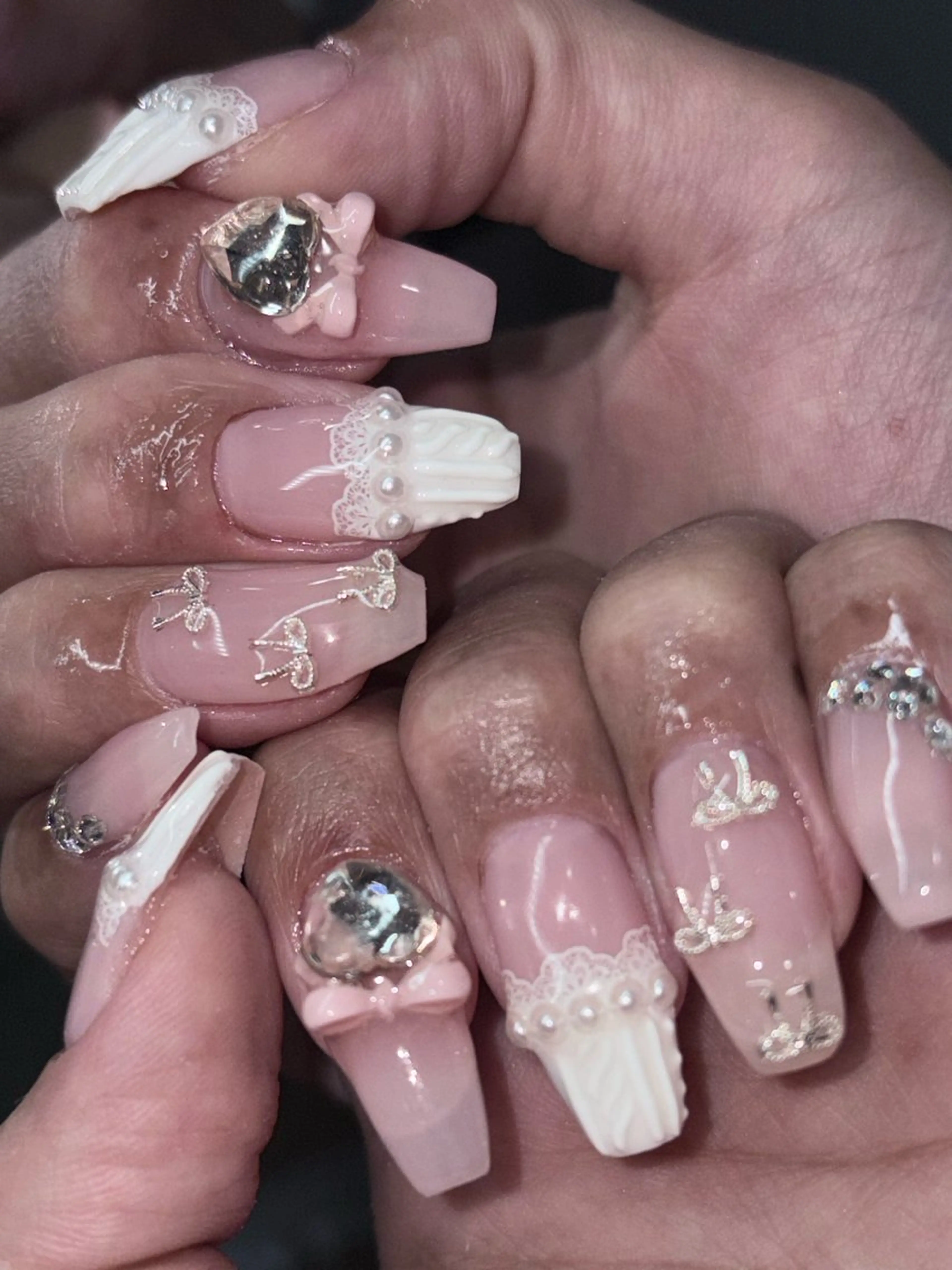 ネイル ハンドネイル NES NAIL所属・さゆり￤推しキャラ ￤ロングネイル🩷のネイルデザイン