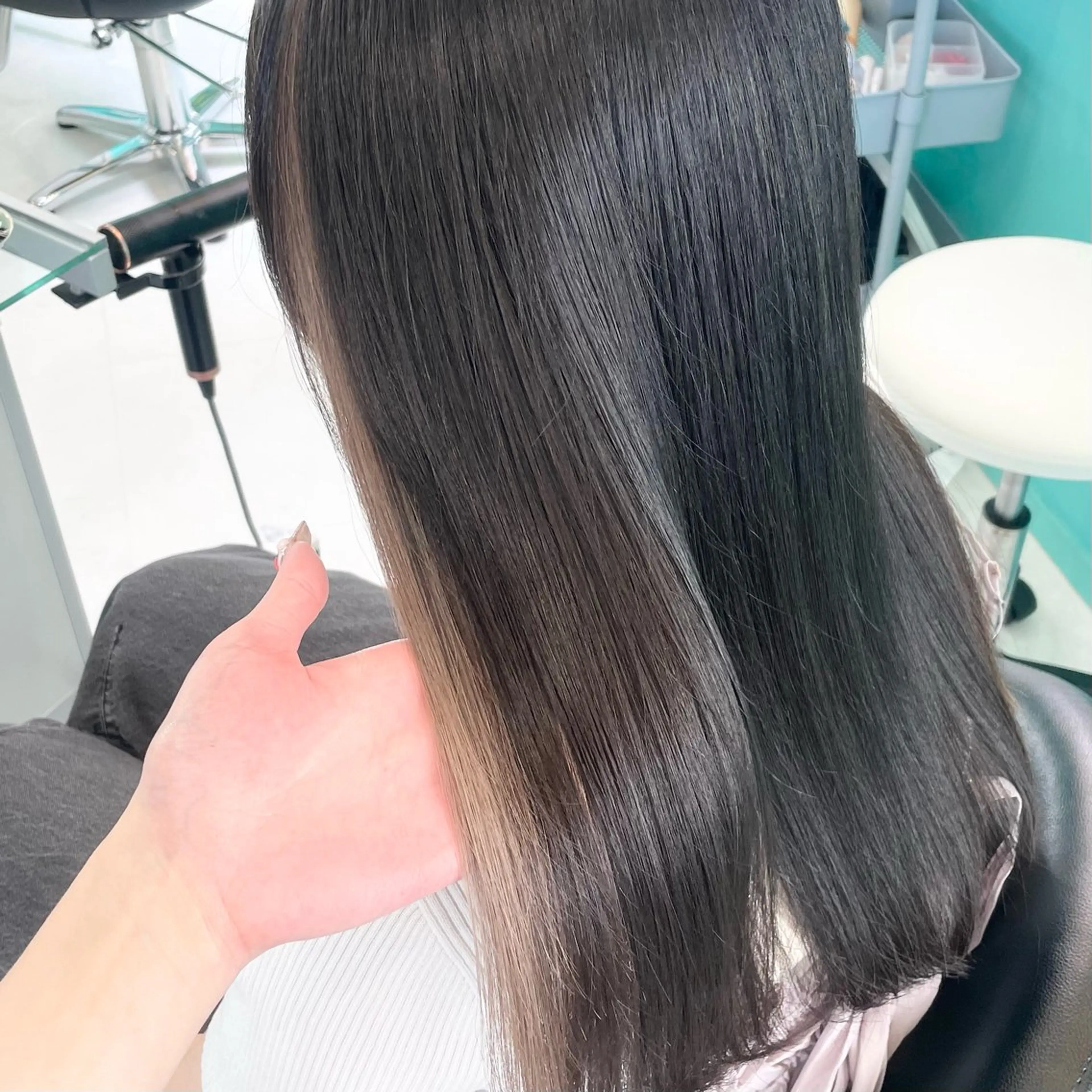 セミロング カラー イヤリングカラー グレージュ Natsuki‎🤍 透明感×艶カラー🫧のヘアスタイル