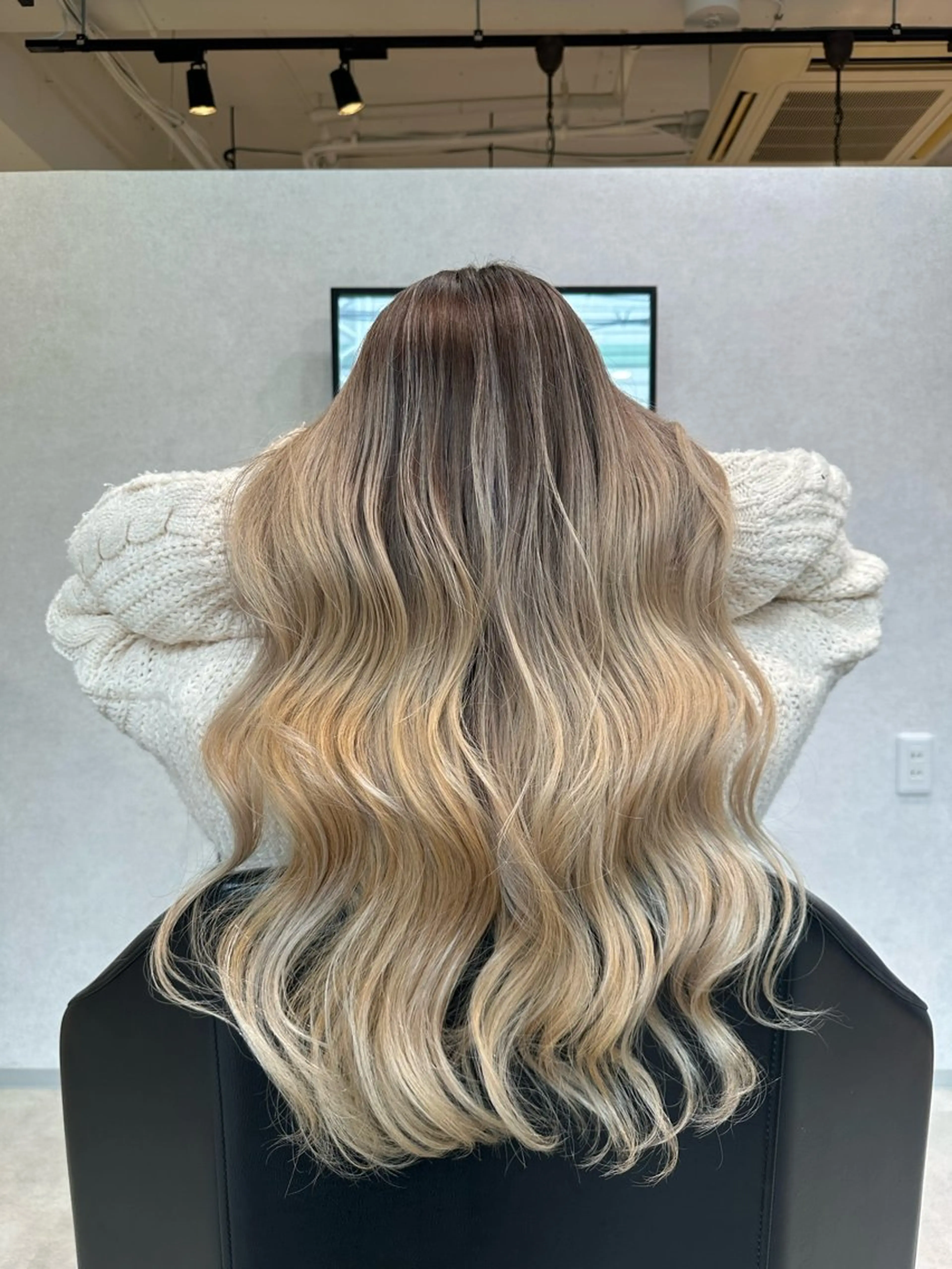 ロング ヘアカラー 足立 采弥のヘアスタイル