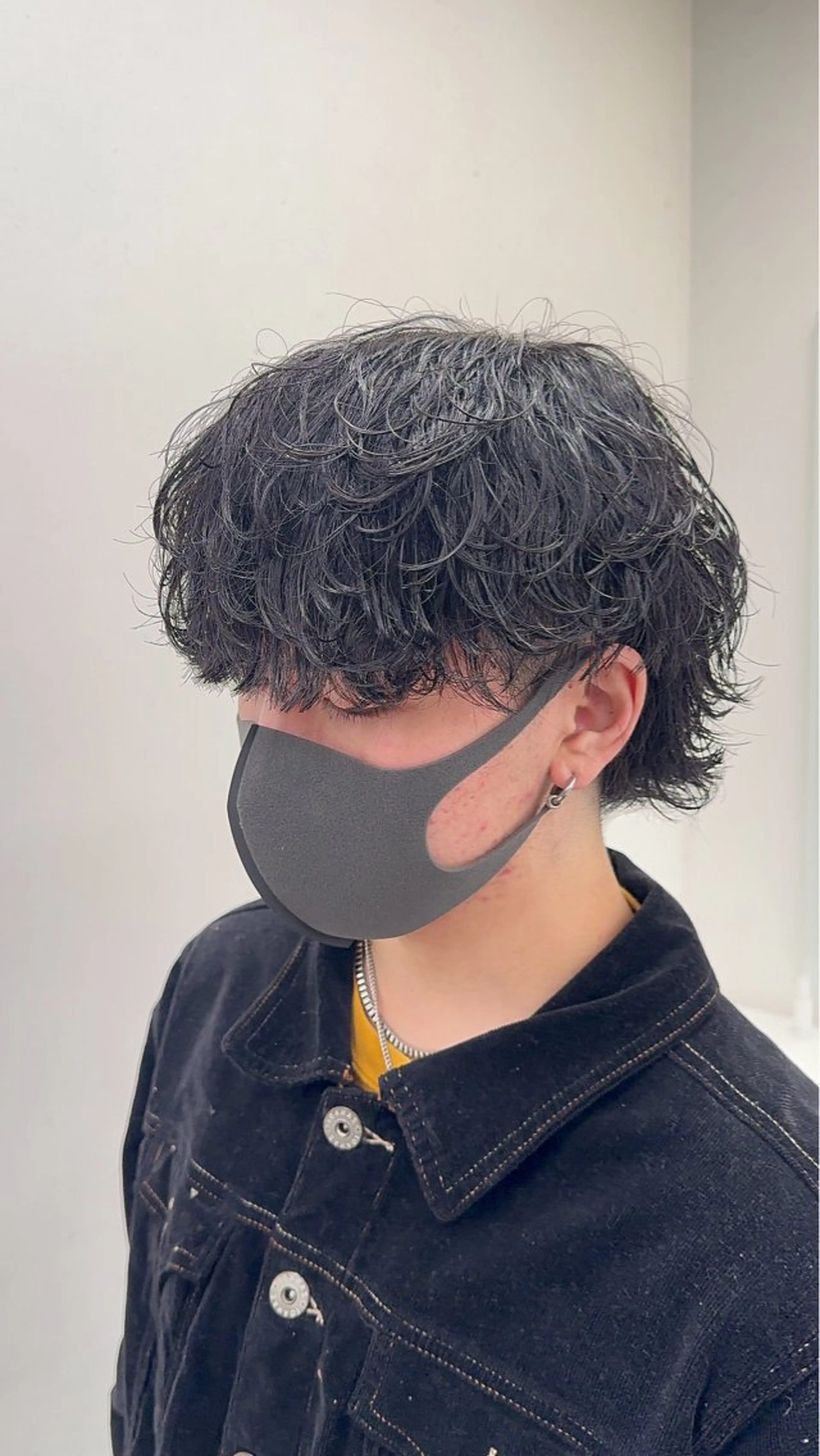 ミディアム パーマ ヘアアレンジ メンズ ミディアムパーマ メンズパーマ 波巻きパーマ メンズウルフカット ウルフカット 顔まわりカット の達人のヘアスタイル