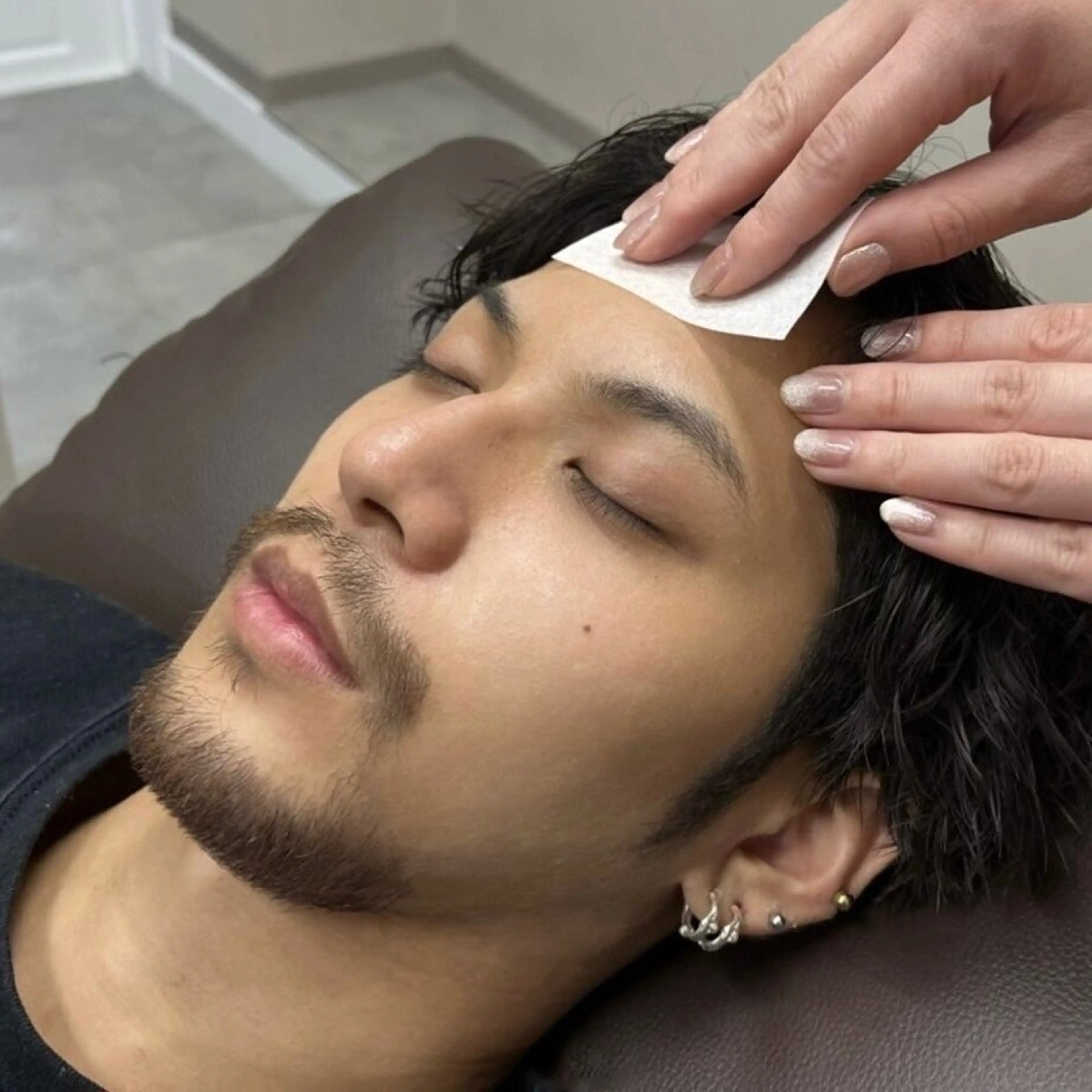 目元/額/鼻の3箇所フェイスワックス脱毛¥2800の写真