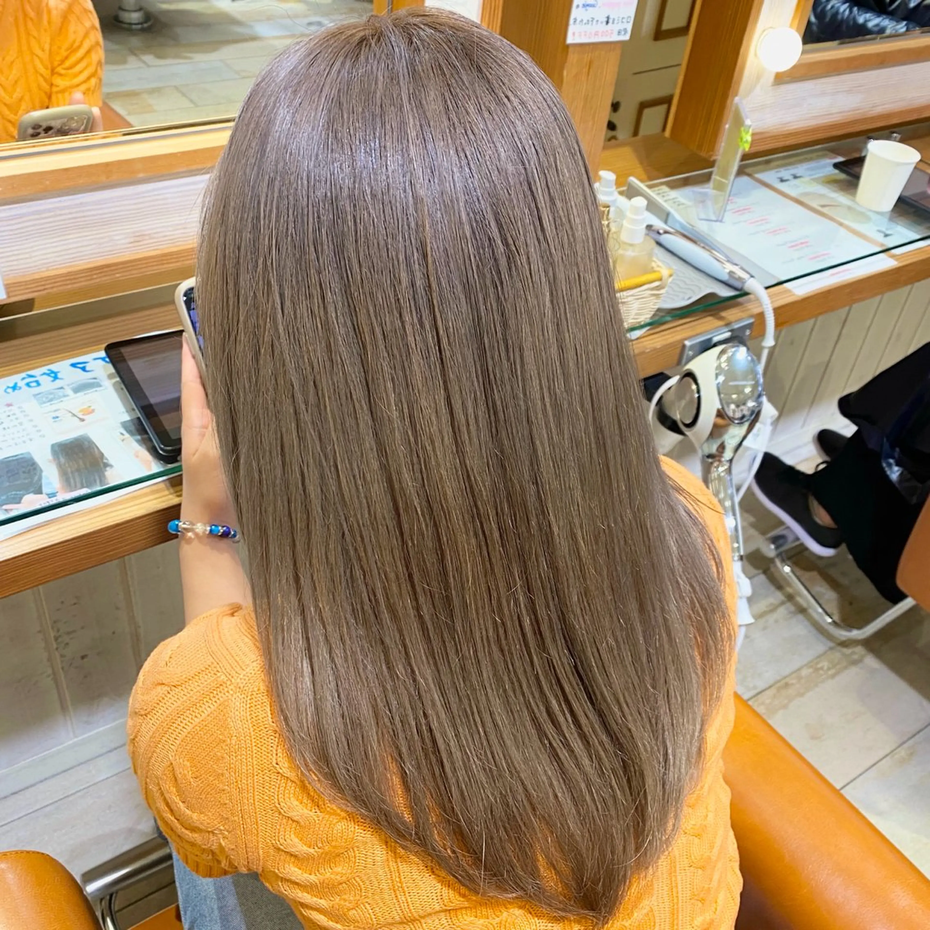 セミロング カラー ベージュカラー ブリーチ ミルクティーベージュ ヘアカラー 🌸小島友梨香🌸 ブリーチカラーのヘアスタイル