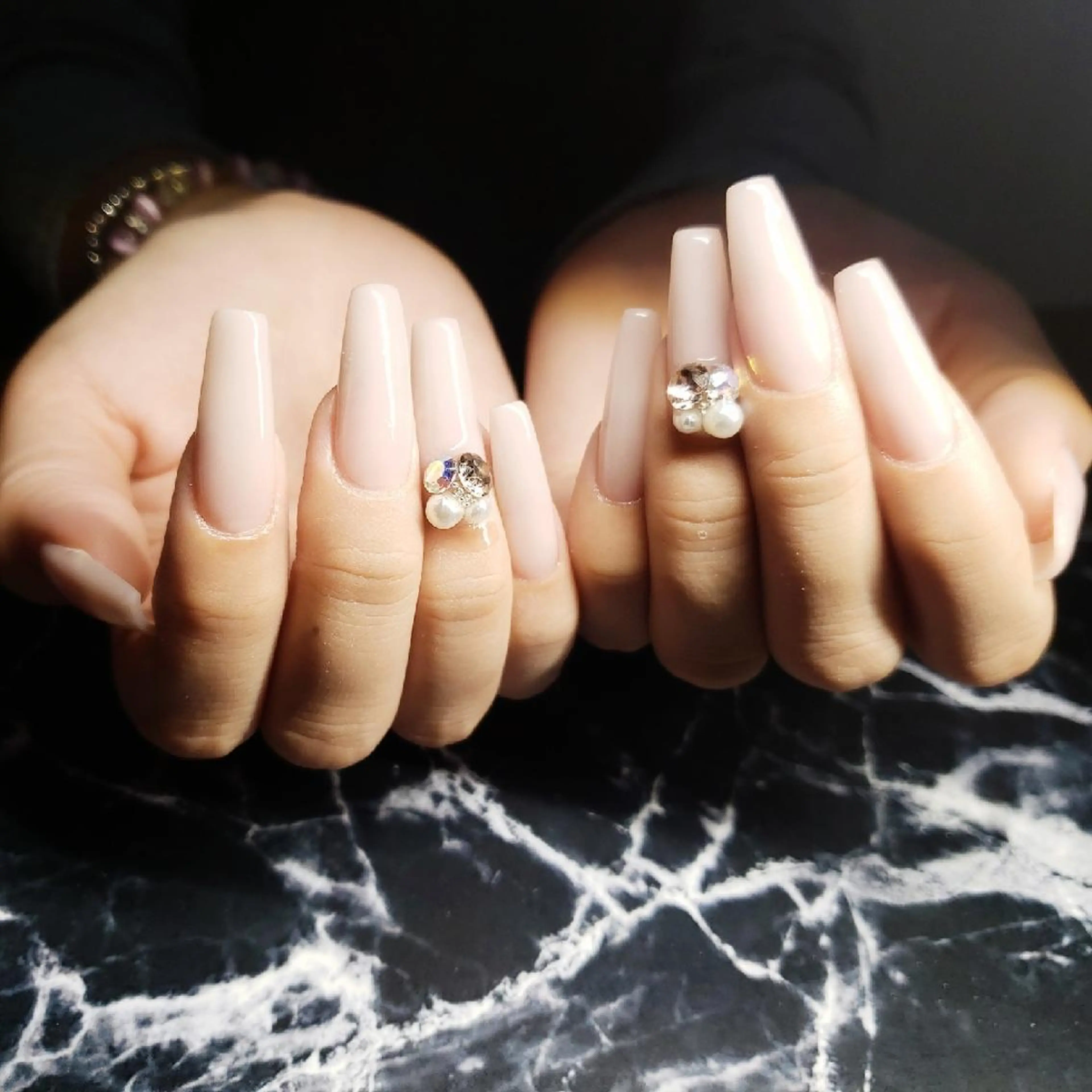 セミロング ネイル ストーンネイル ハンドネイル クロキ 。のネイルデザイン