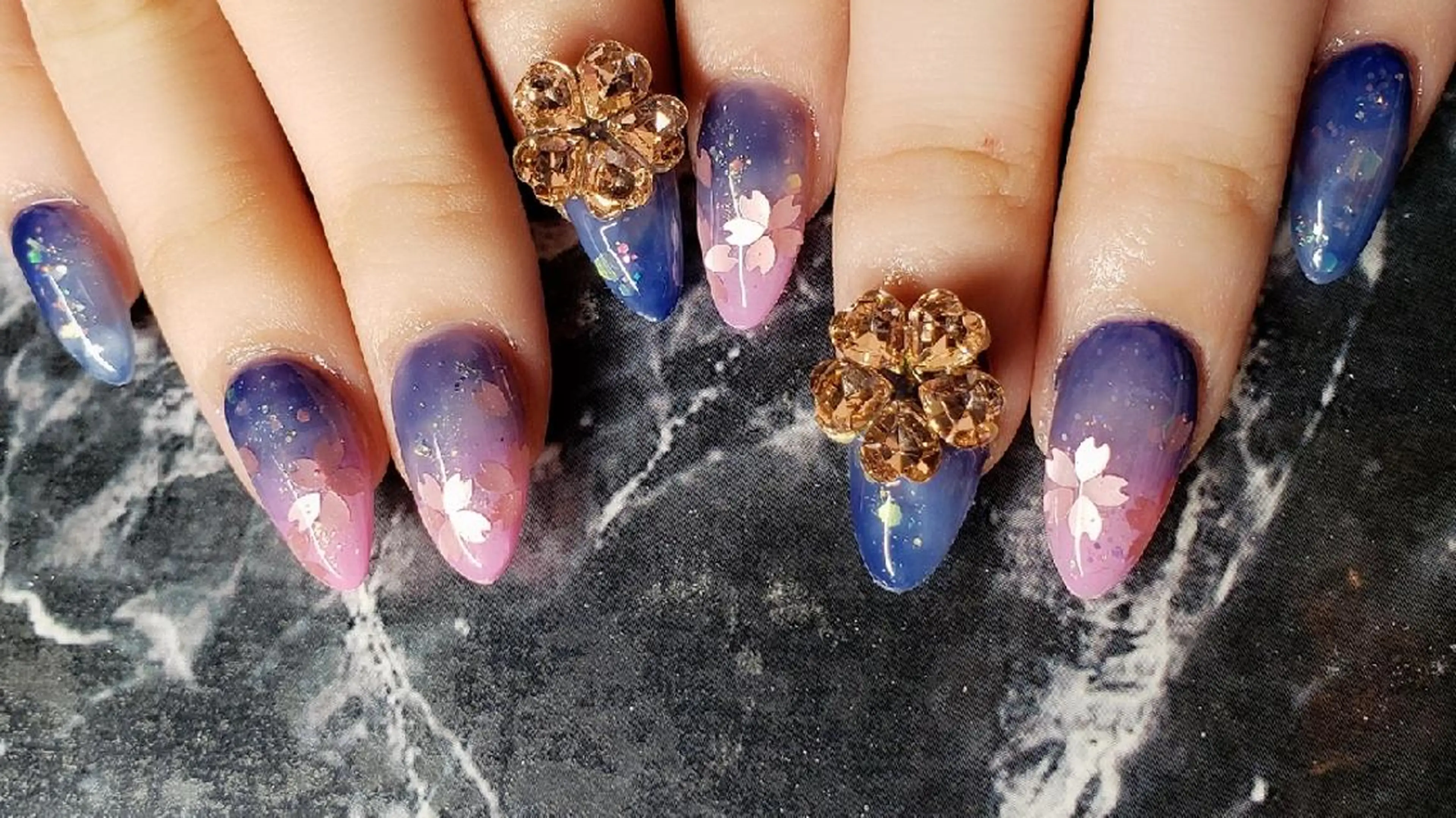 ミディアム ネイル ハンドネイル クロキ 。のネイルデザイン