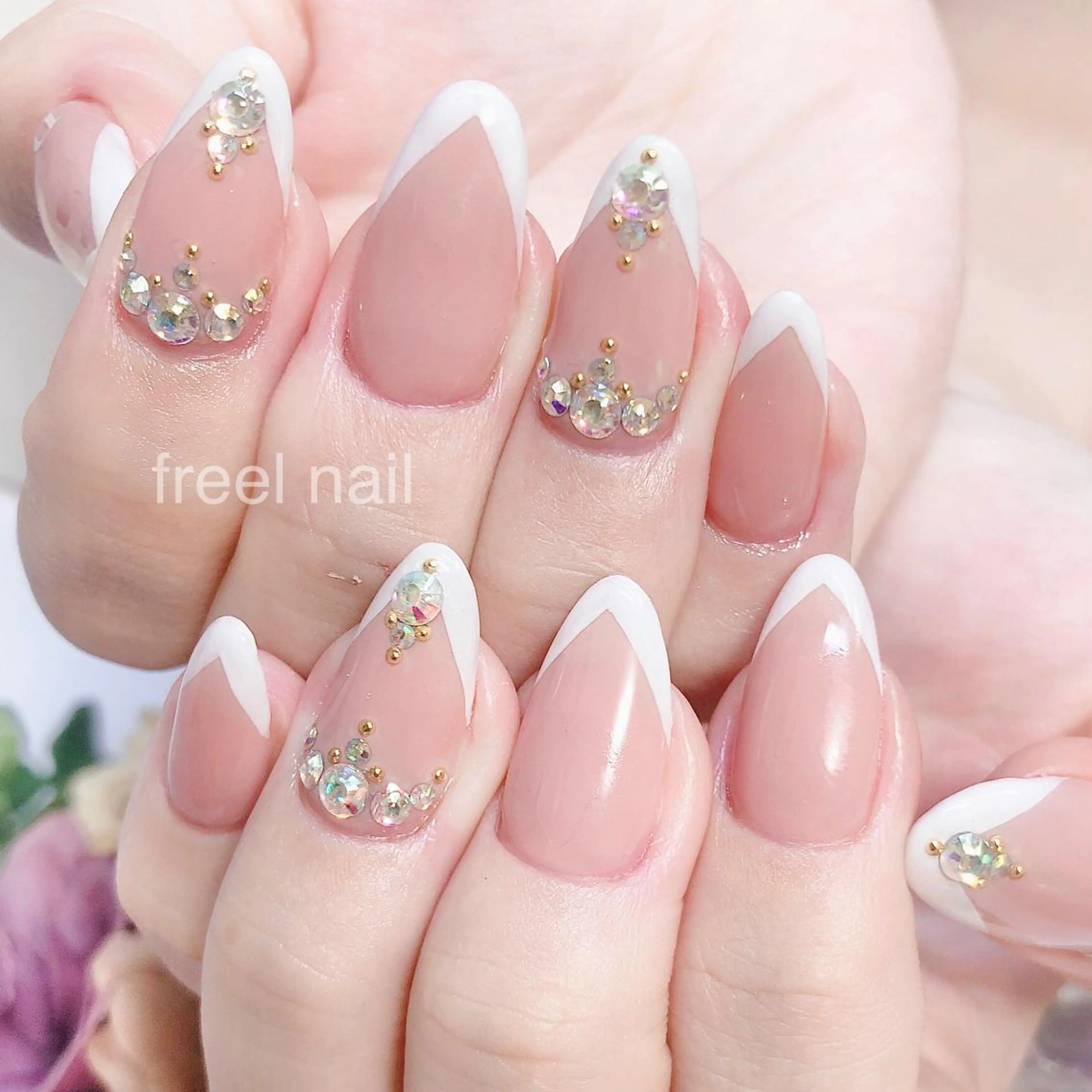 ネイル フレンチネイル 持ち込み ストーンネイル ハンドネイル freel Beautyのネイルデザイン