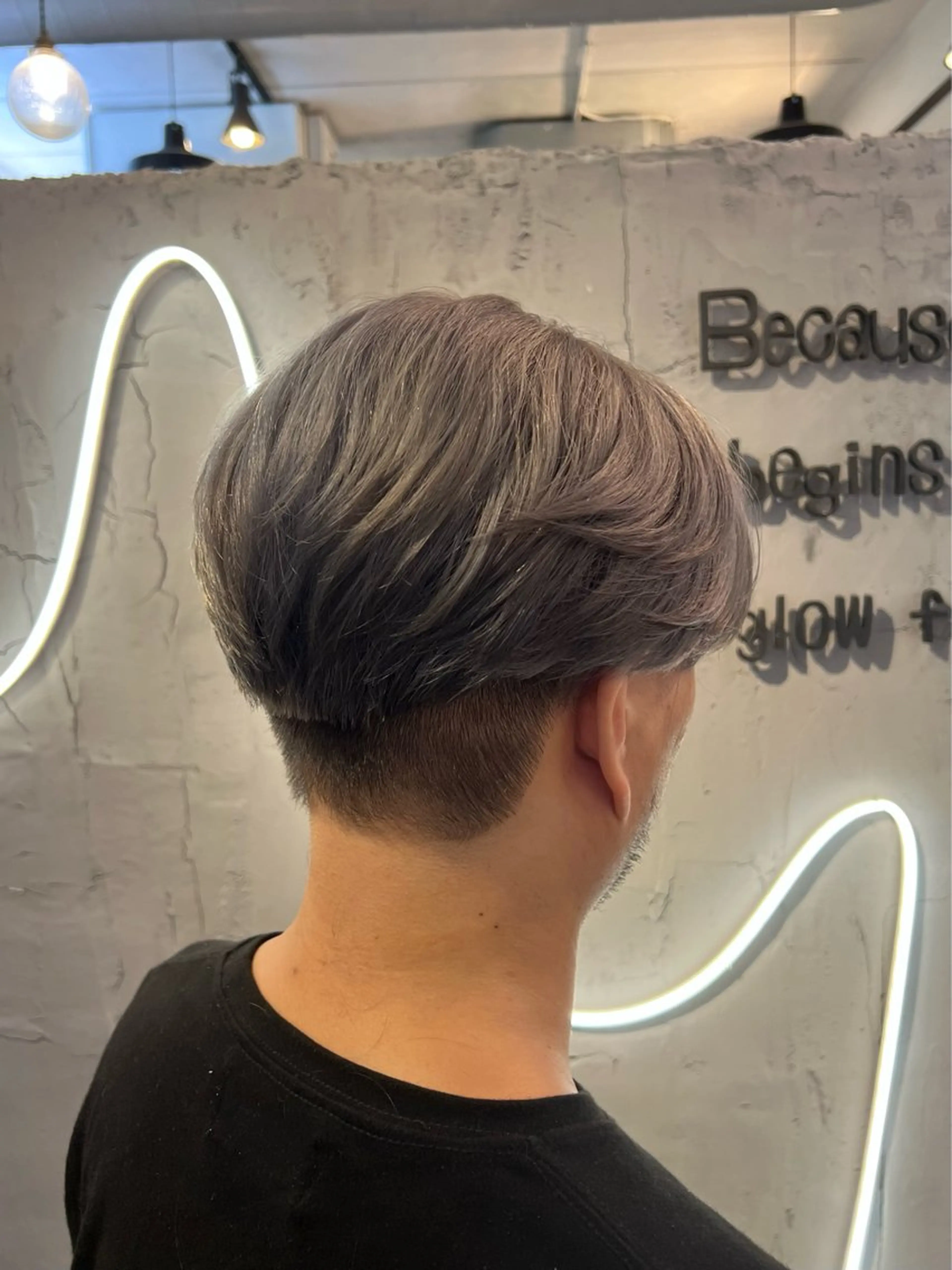 カラー メンズ ビジネス センターパート 刈り上げ アッシュ 透明感カラー カット ヘアカラー トリートメント いぐち しょうた🫧 ブリーチカラー🫧のヘアスタイル