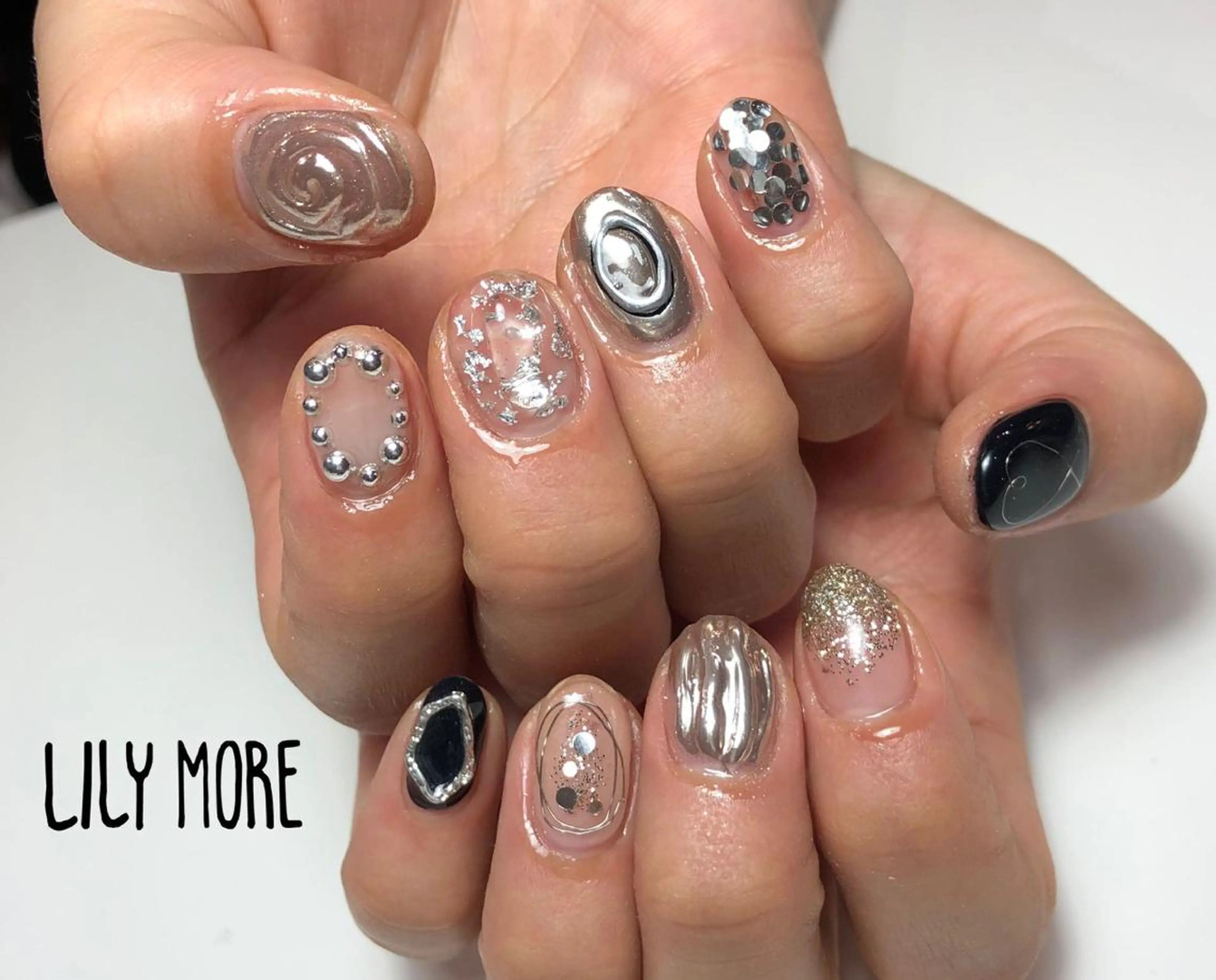 ネイル ニュアンスネイル シルバー Lily closetのネイルデザイン