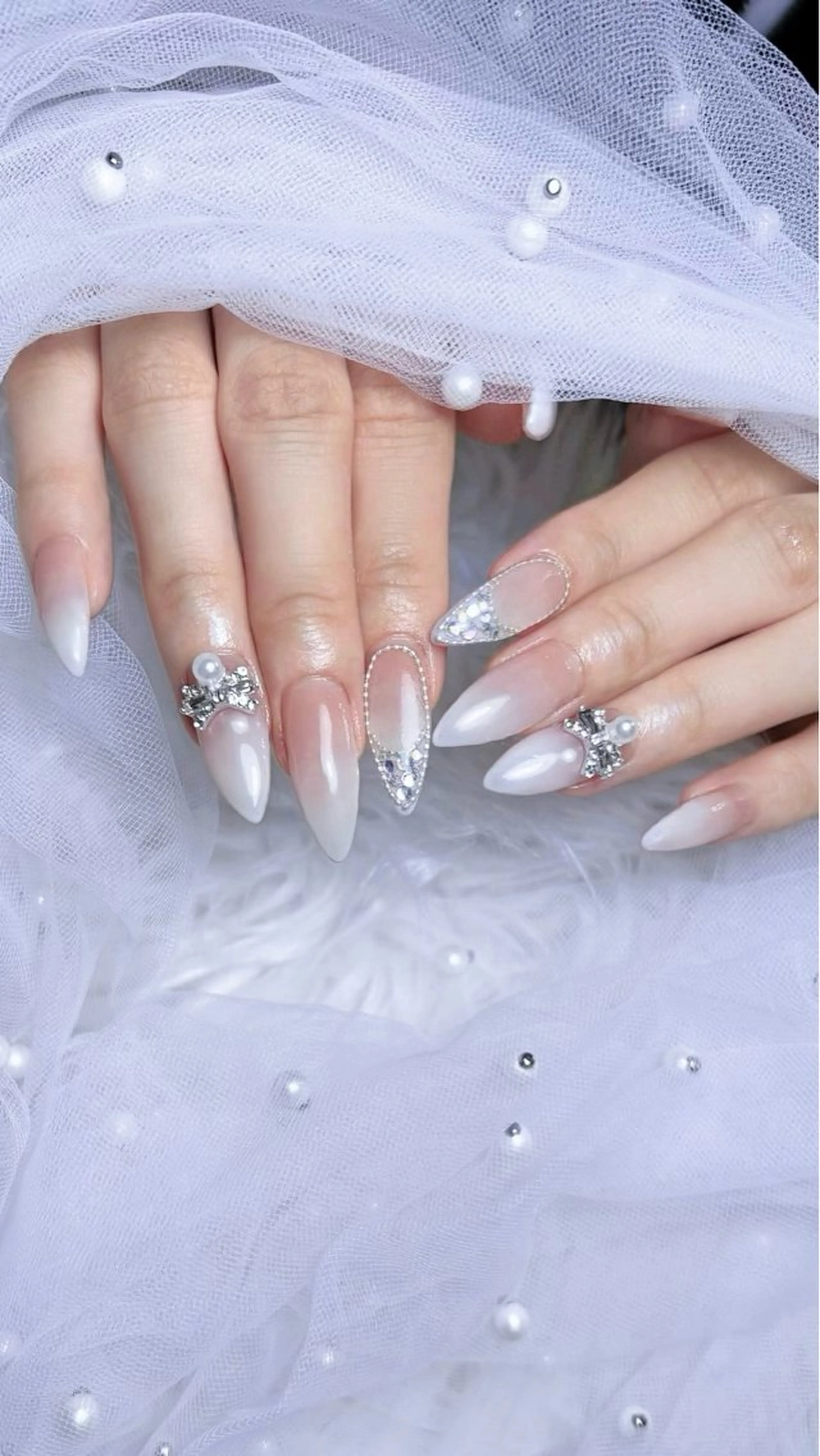 ネイル フレンチネイル ハンドネイル 𝑬𝑹𝑰𝑲𝑨 𓂃🎀𓈒𓏸のネイルデザイン