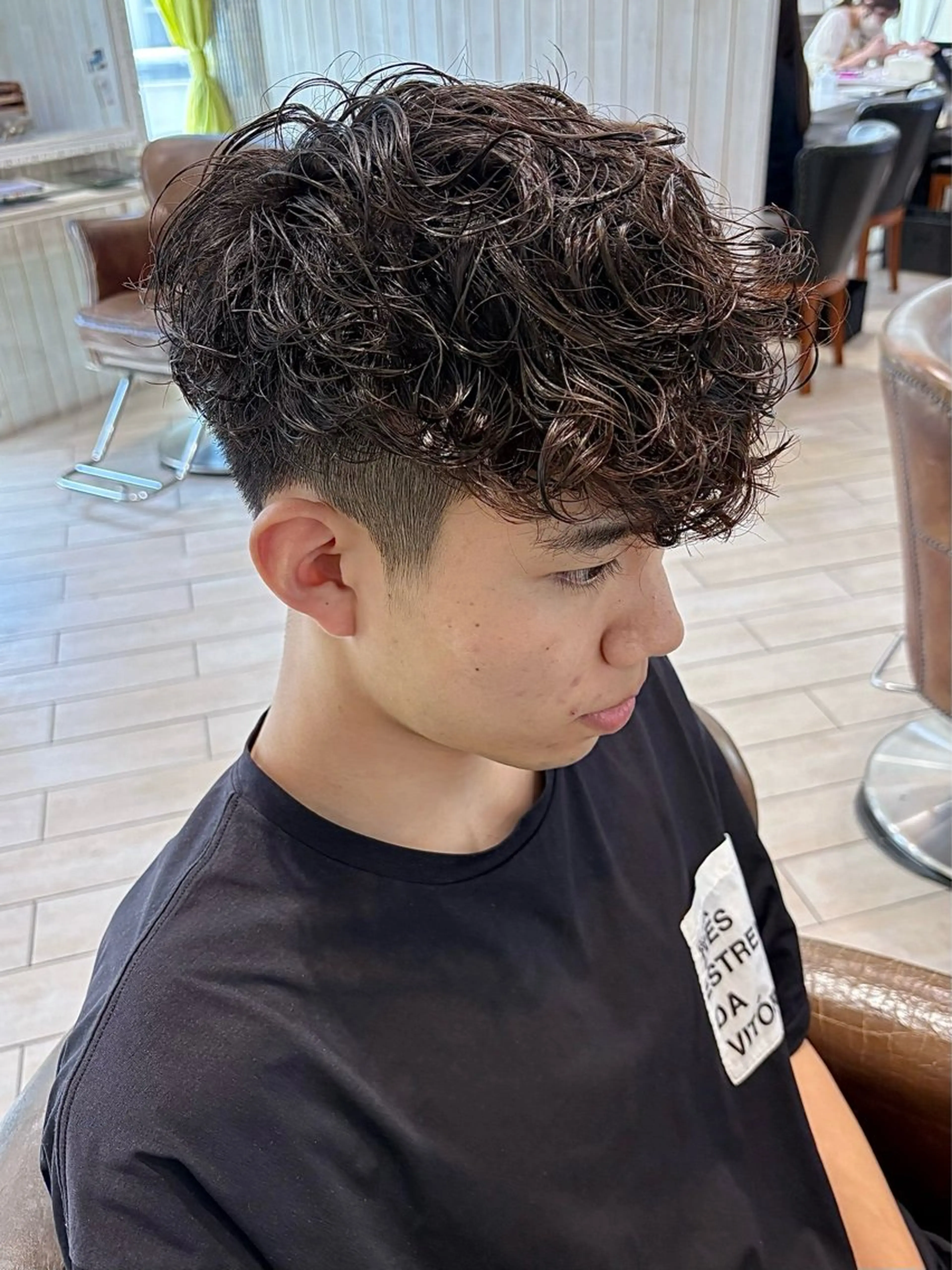 パーマ メンズ センターパート フェードカット フェザーパーマ マッシュ メンズパーマ カット パーマ 増渕 駿介のヘアスタイル