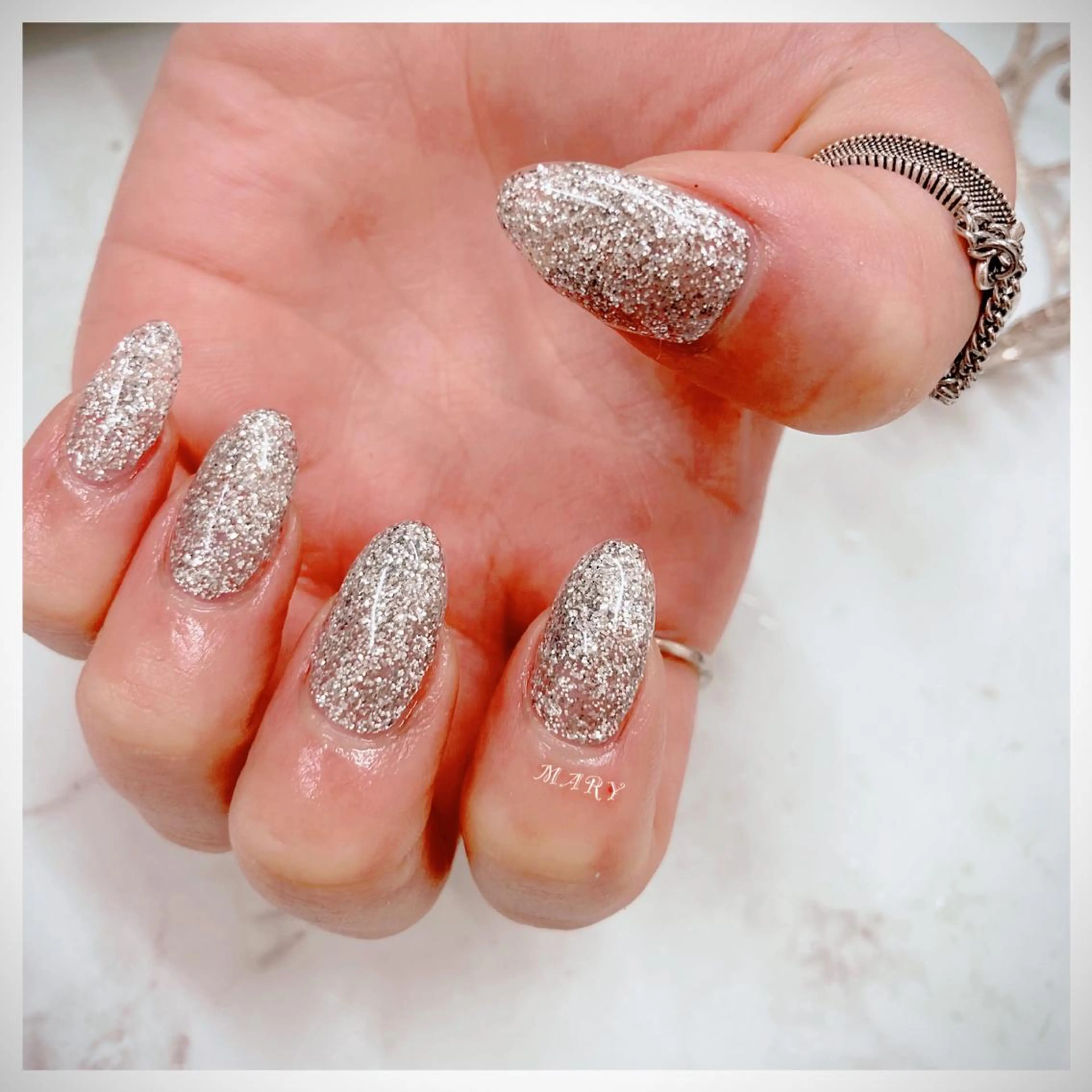 ネイル キラキラネイル ラメ(グリッター) ニュアンスネイル ワンカラーネイル シルバー ハンドネイル Mary nail所属・Mary nail .narumiのネイルデザイン