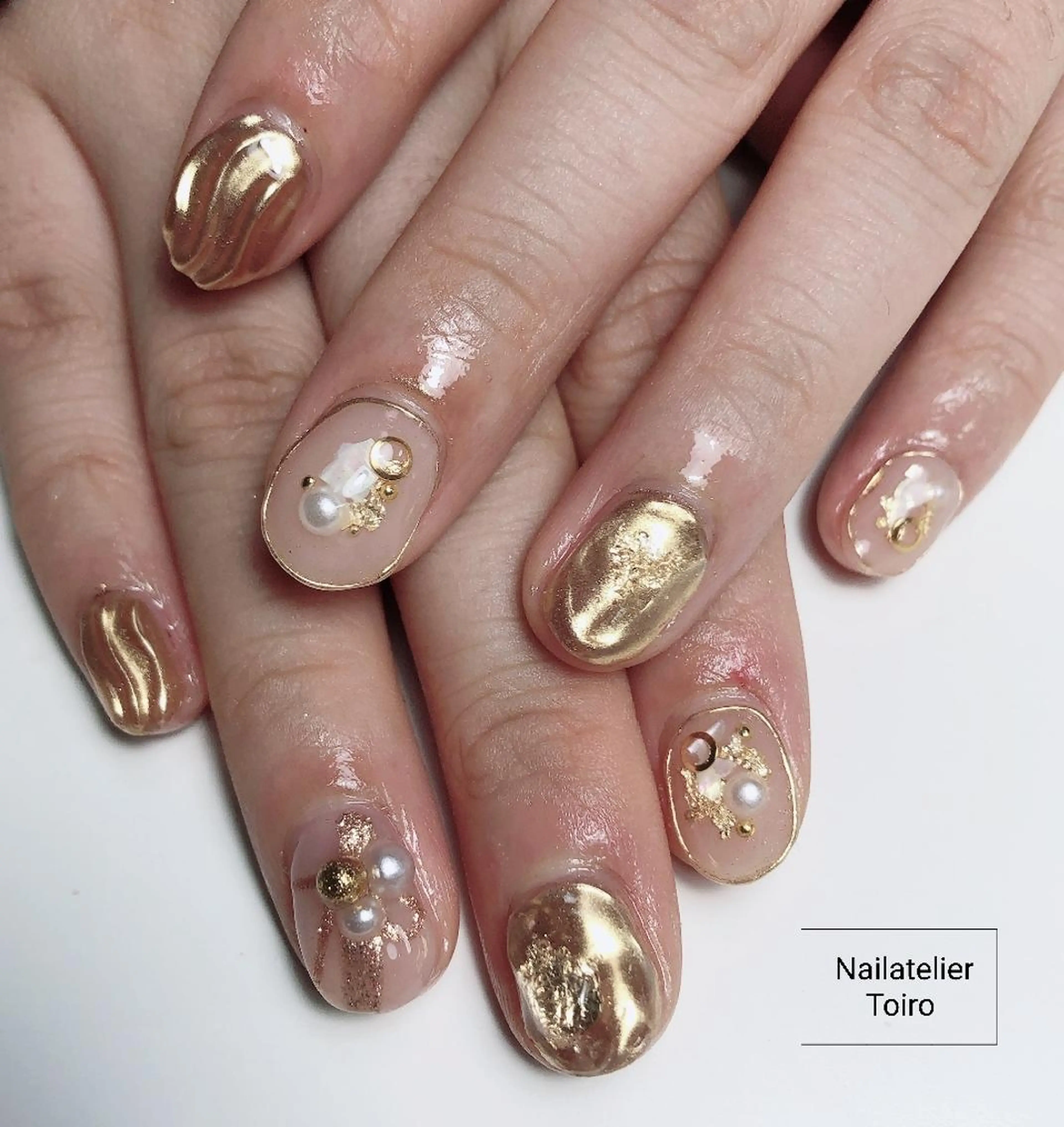 ショート ネイル 成人式 ゴールド ホワイト ☺︎山部 志麻☺︎のネイルデザイン