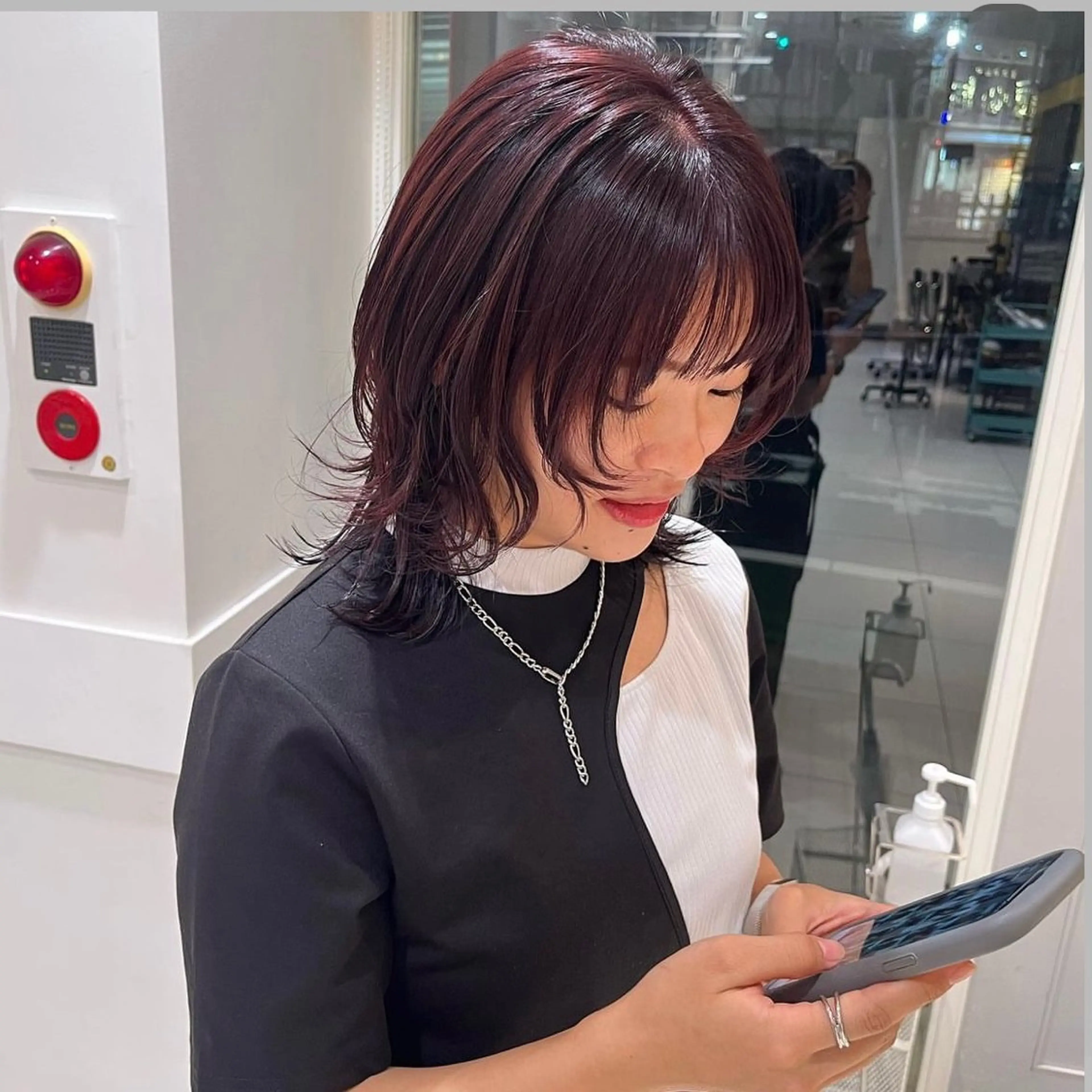 ミディアム カラー ブリーチ ブリーチなしカラー ウルフカット HOLON池袋所属・ウルフカット ハッシュカット/七海のヘアスタイル