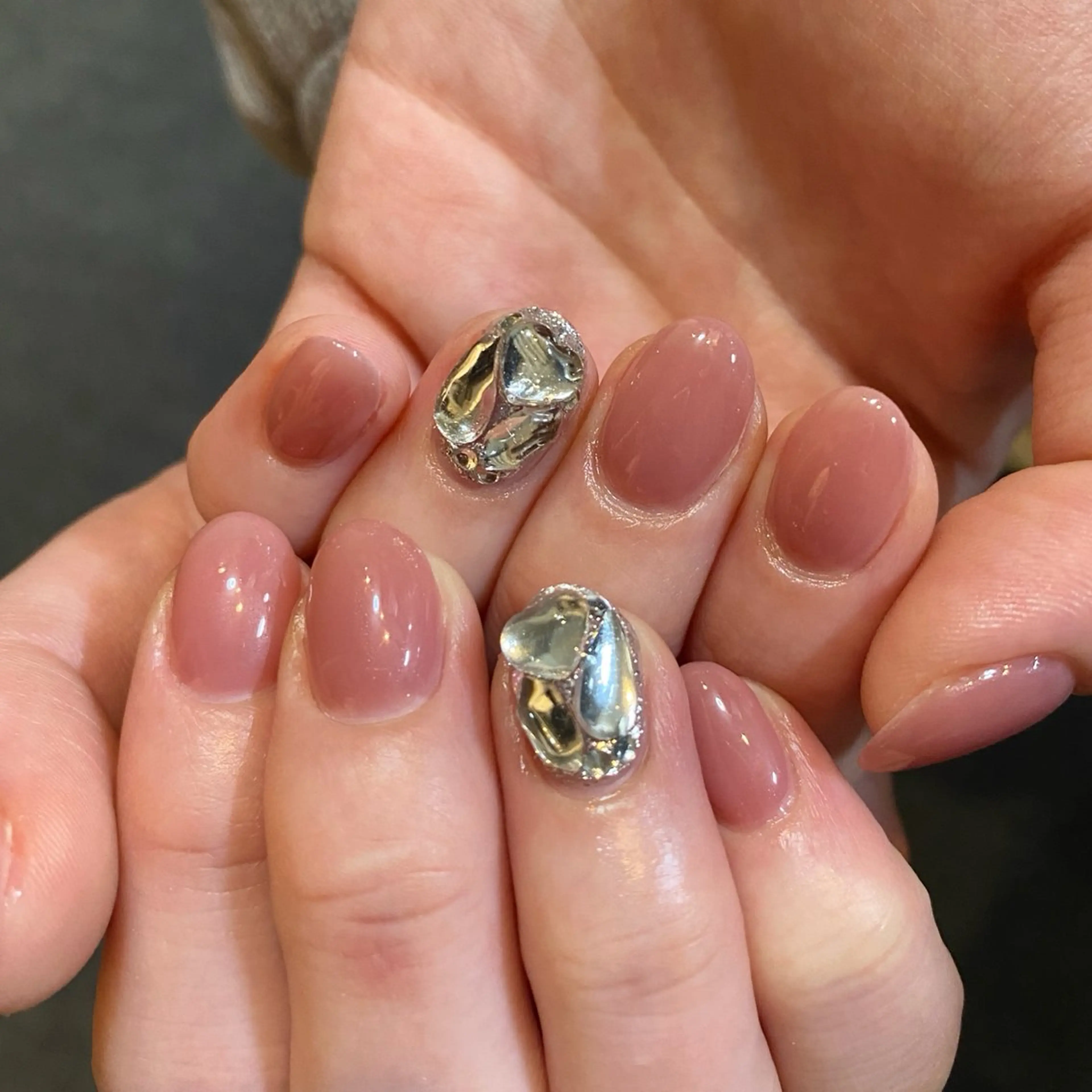 ネイル キラキラネイル ピンク ピンクベージュ ショートネイル シルバー ハンドネイル ハンドケア 🎀NAIL🎀 AI🪄︎︎◝✩のネイルデザイン