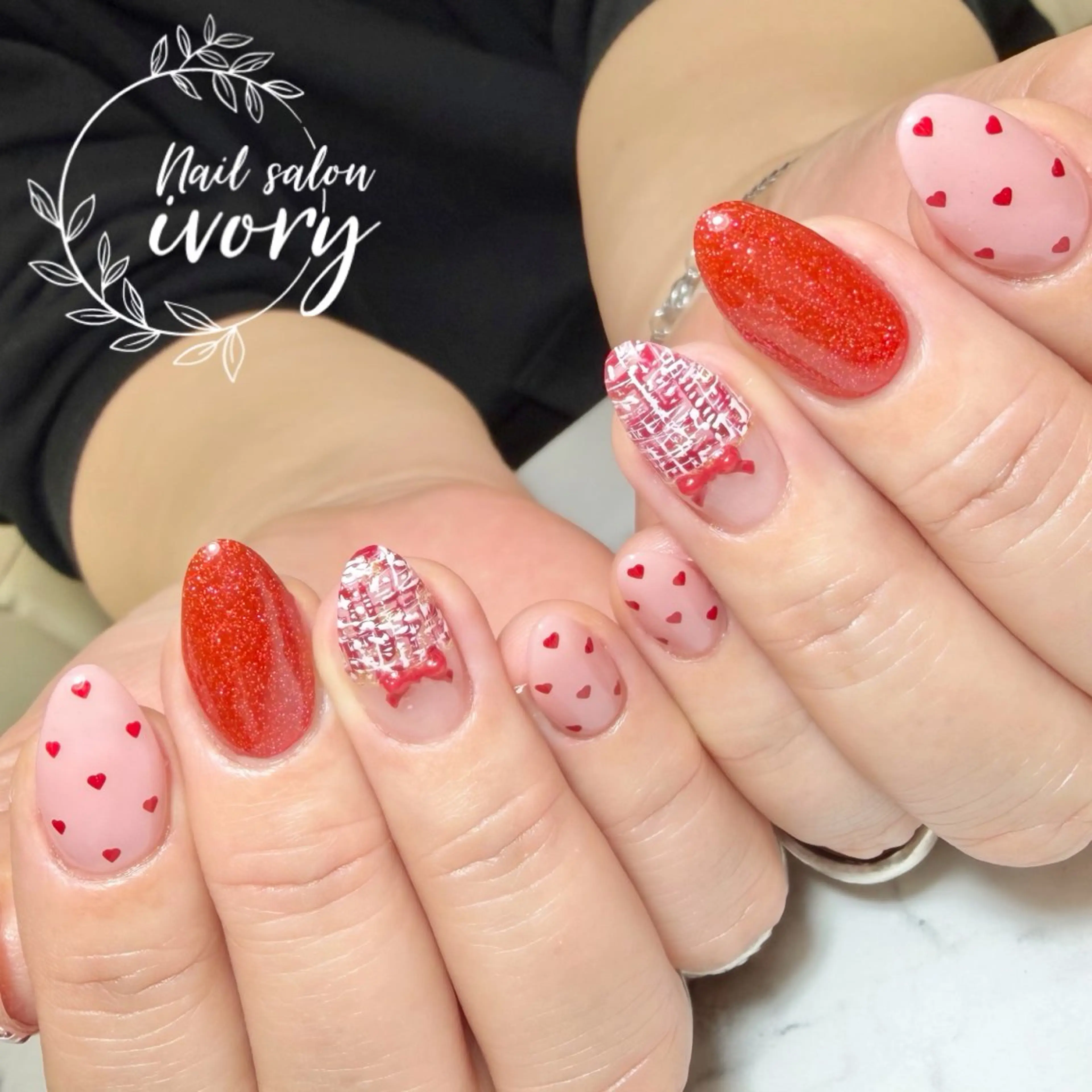 ネイル ピンク 赤色 バレンタイン アイボリー所属・矢場町ネイルサロン アイボリーのネイルデザイン