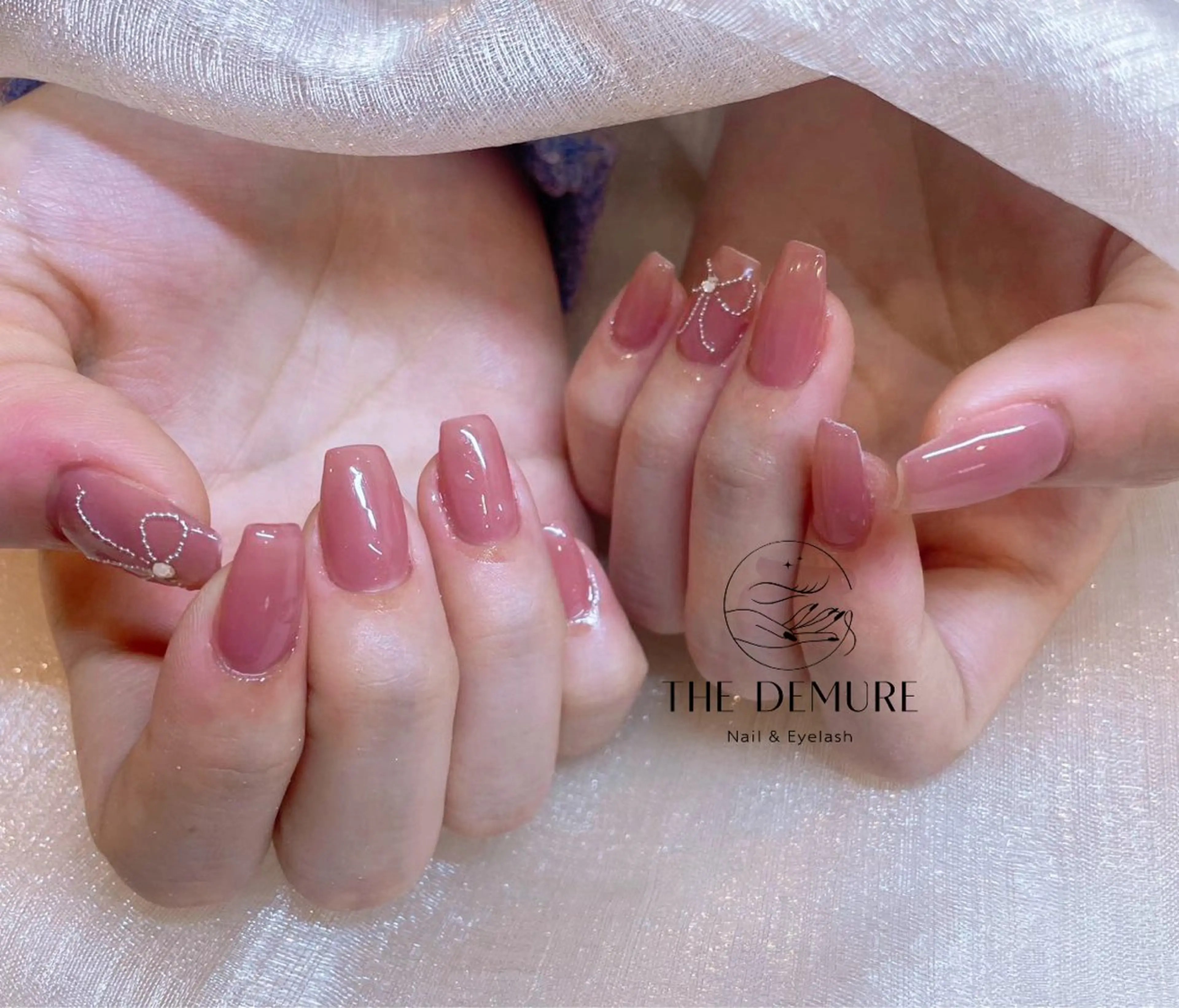 ネイル アートネイル キラキラネイル 韓国ネイル 水色 ロングネイル ハンドネイル ハンドケア NailDemure 【銀座店】のネイルデザイン