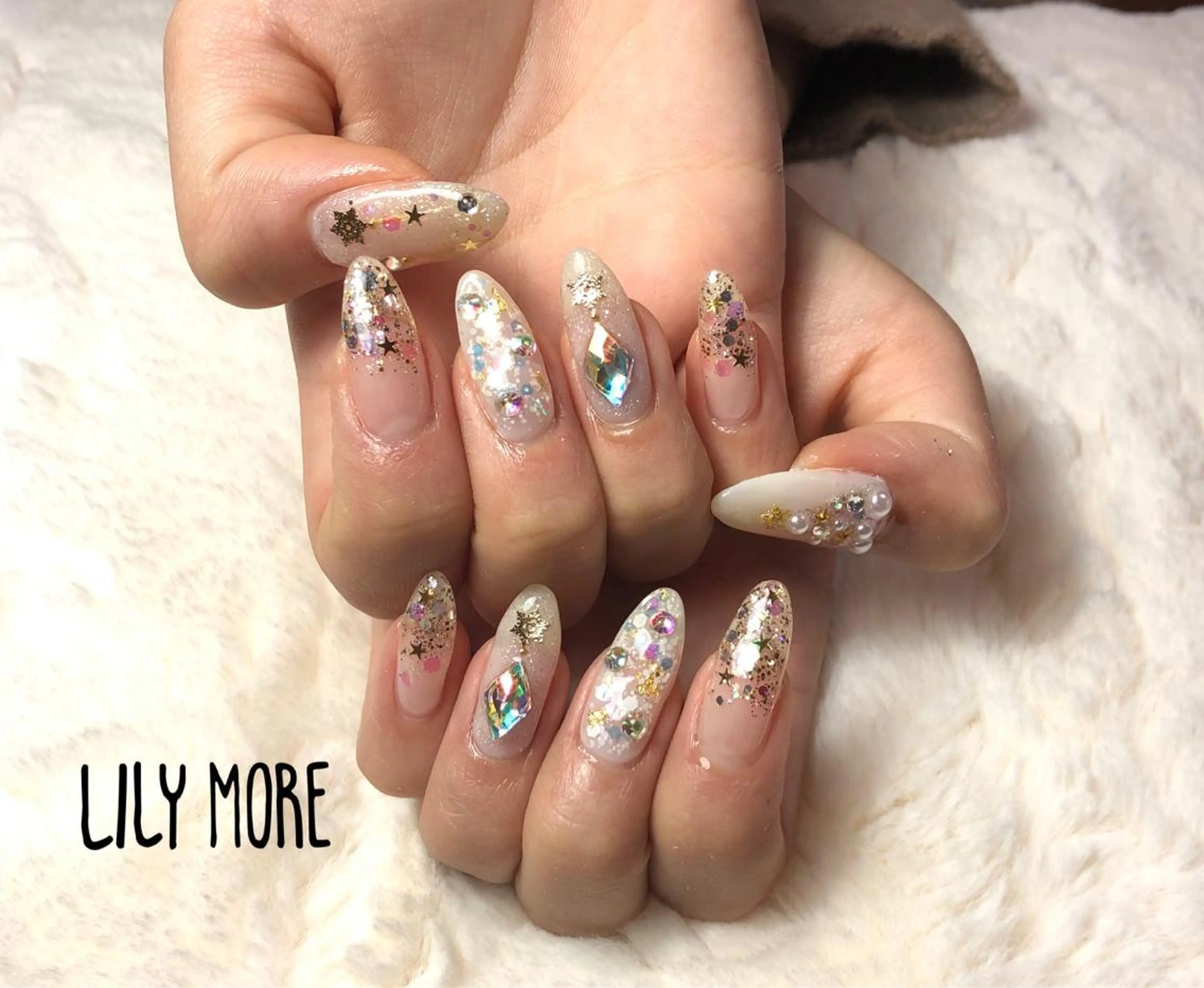 ネイル ストーンネイル Lily closetのネイルデザイン