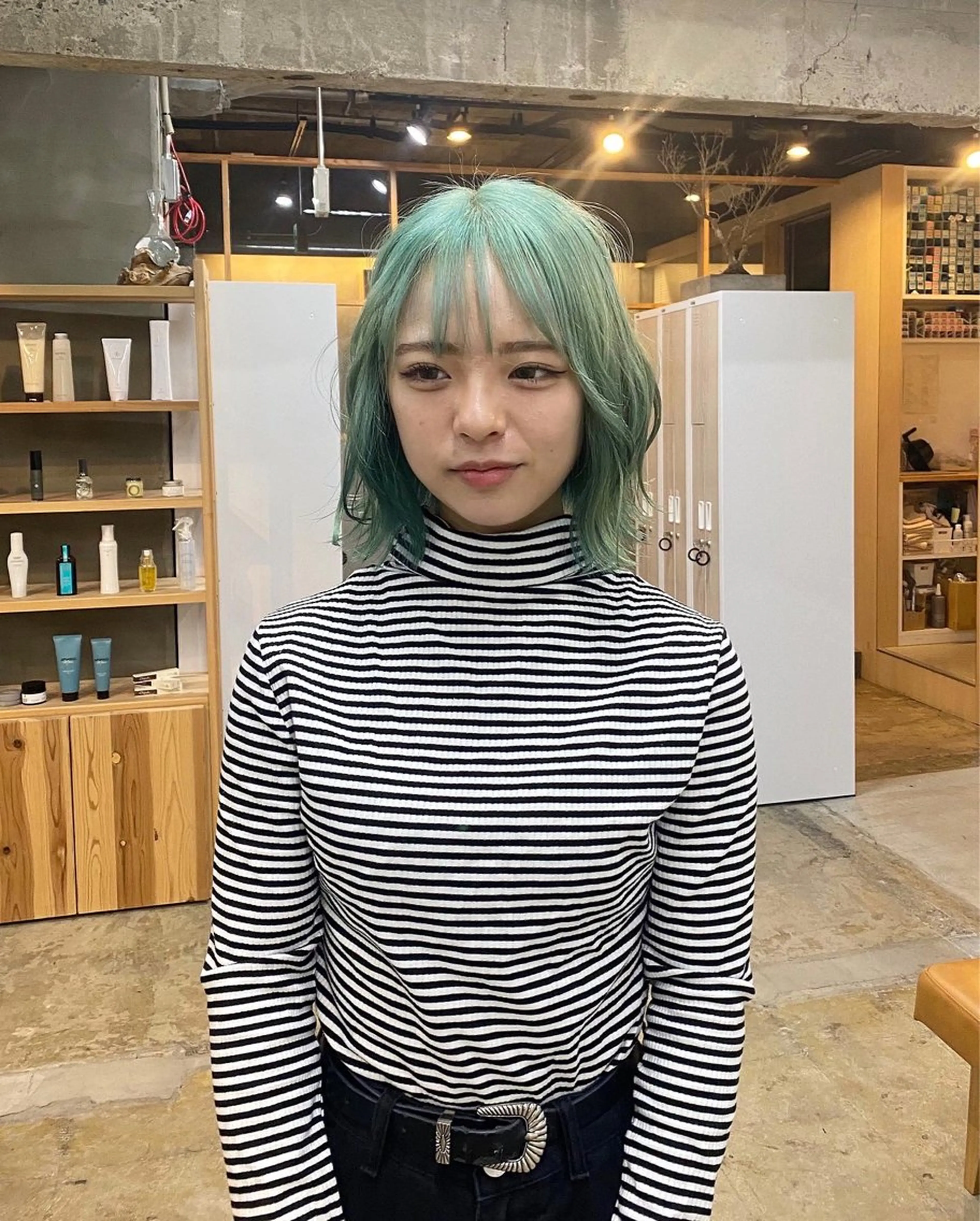 ミディアム 茜璃/ブリーチカラー /レイヤーカットのヘアスタイル