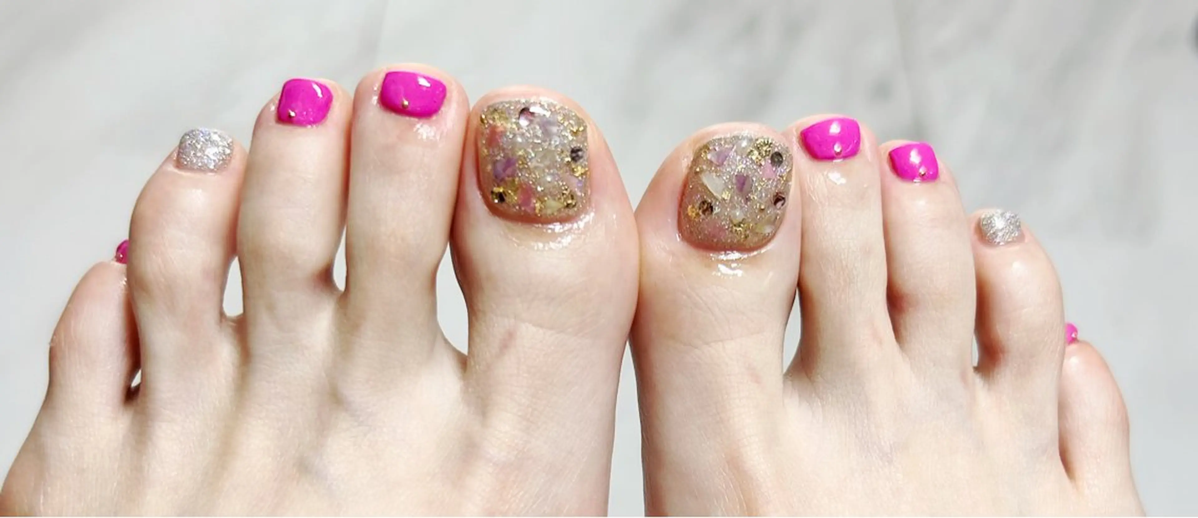 ネイル アートネイル オーロラネイル カジュアル フラッシュネイル フットネイル フットネイル Nanala. LUNAのネイルデザイン