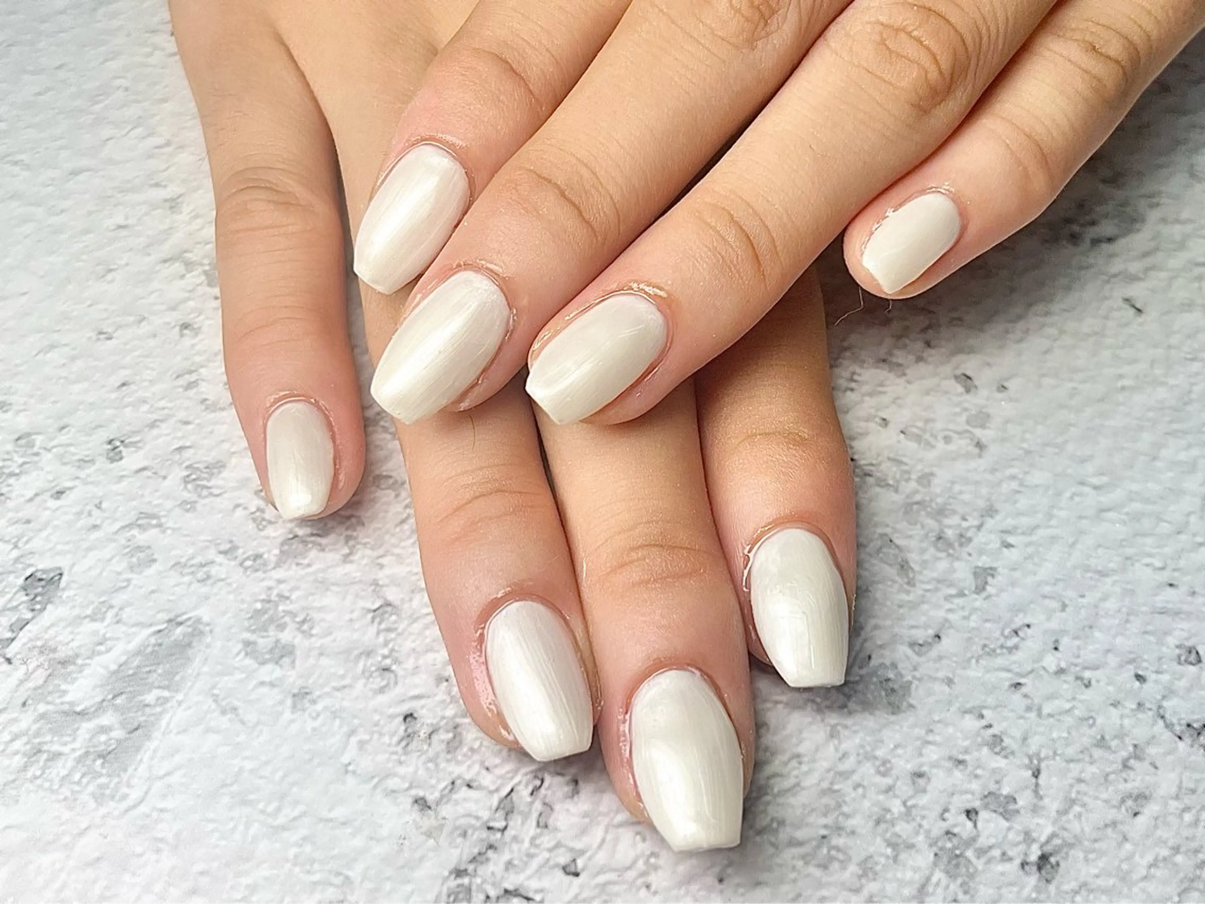 ネイル ホワイト Queen nail 北堀江 ASUKAのネイルデザイン