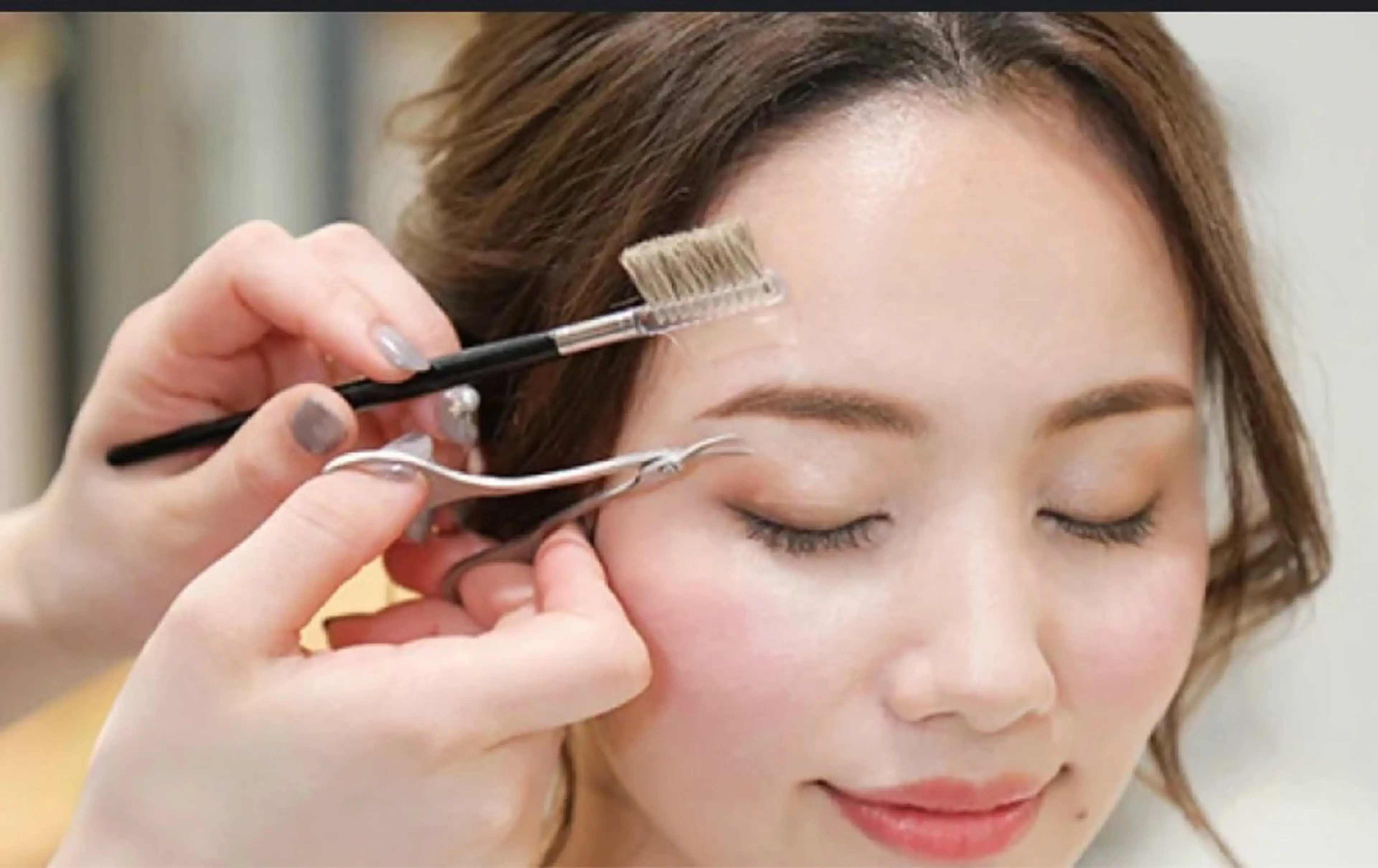 眉カットの写真