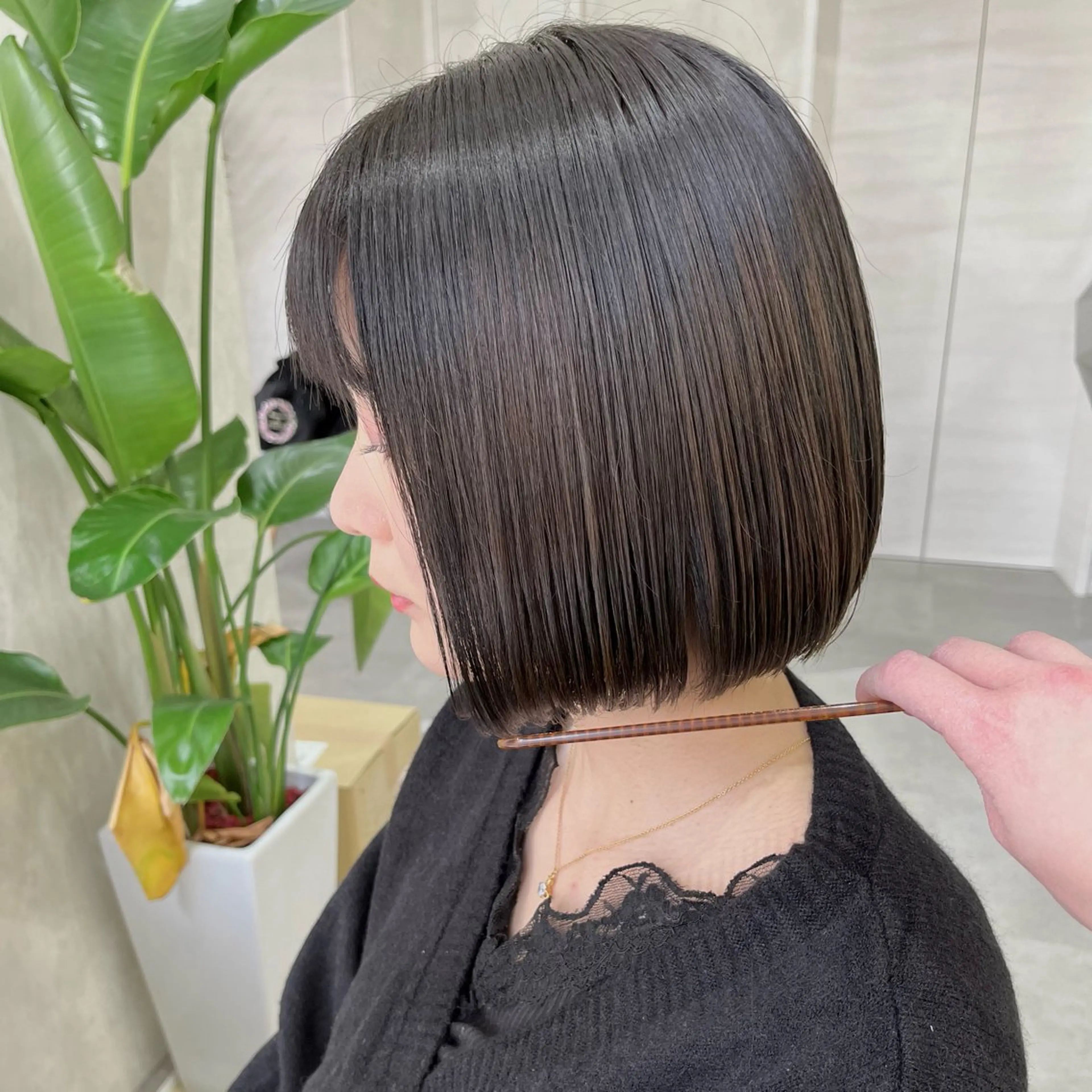 ショート カラー ヘアアレンジ アッシュ ベージュカラー 黒髪 ブリーチ ブルーカラー ボブ｜韓国｜美髪矯正 ｜amika🌙のヘアスタイル