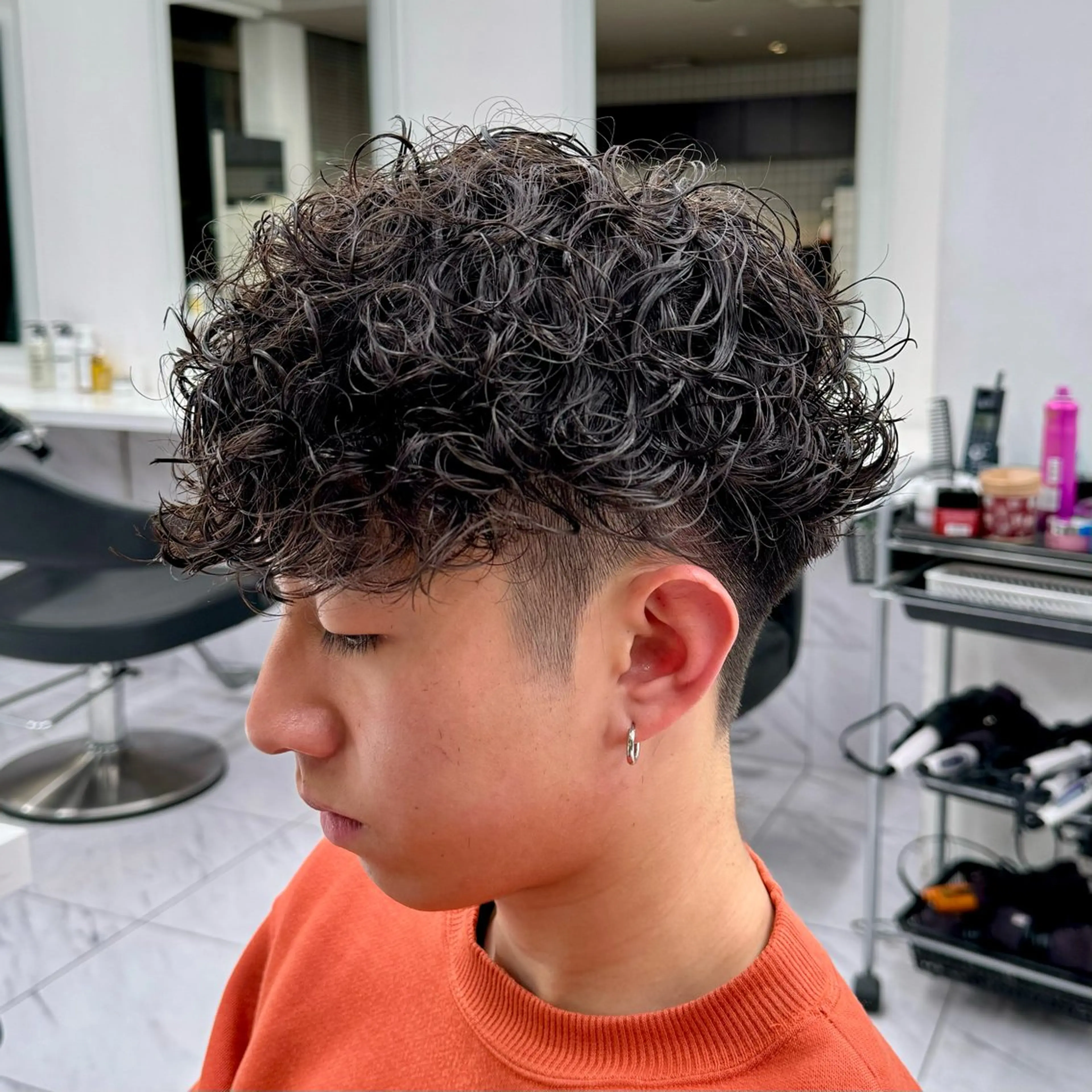ミディアム パーマ ヘアアレンジ メンズ ミディアムパーマ メンズパーマ プードルパーマ プードルパーマ 顔まわりカット の達人のヘアスタイル