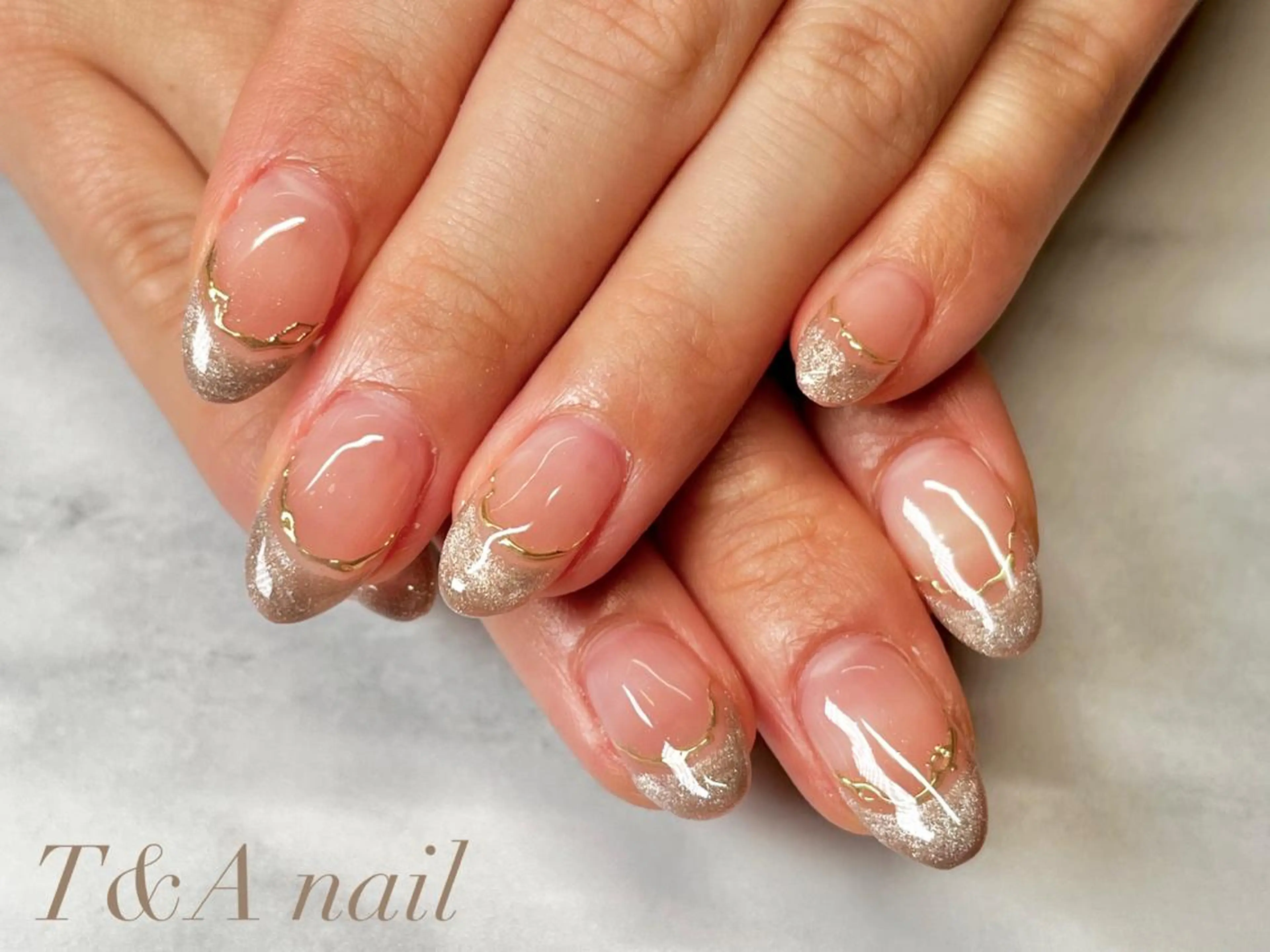 ミディアム ネイル 長さ出し フレンチネイル ジェルネイル ゴールド マグネットネイル ハンドネイル T&A nailのネイルデザイン