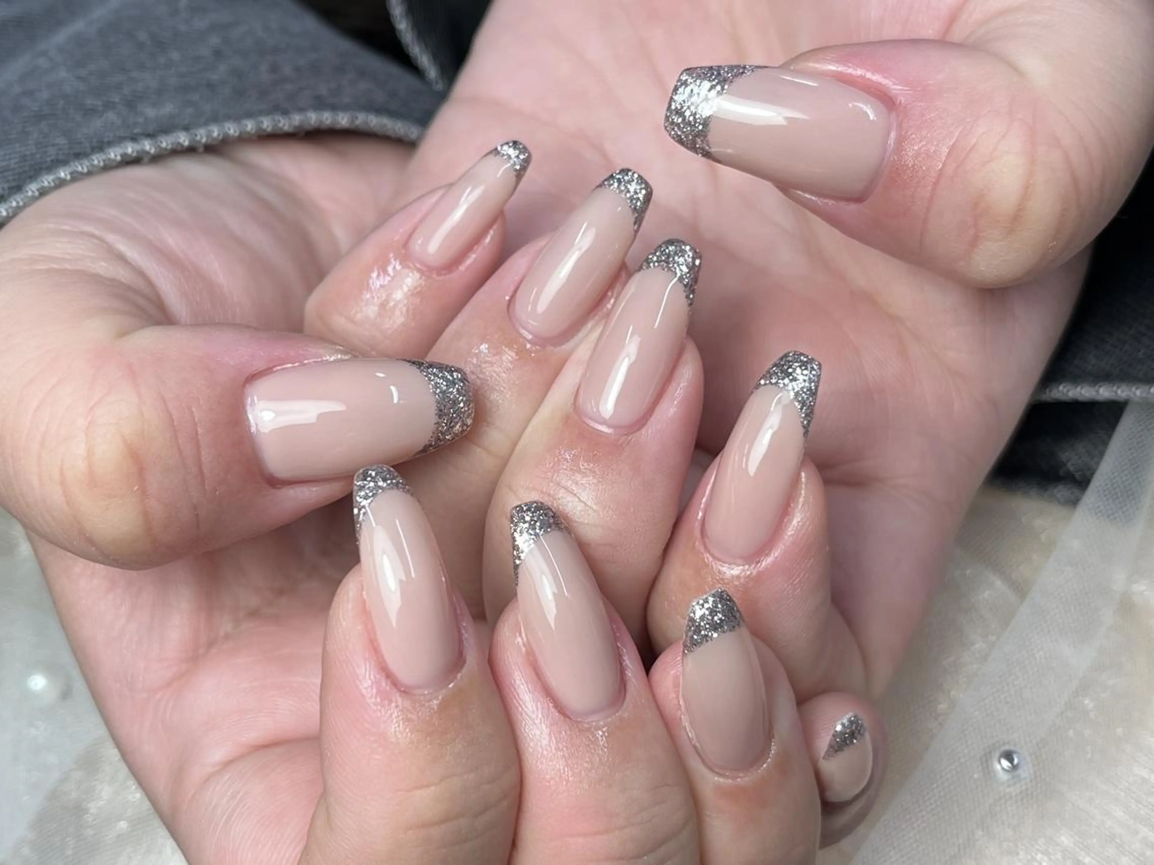 ネイル フレンチネイル キラキラネイル ラメ(グリッター) オフィスネイル シルバー ハンドネイル ハンドケア ToliyDeliy Nail Salonのネイルデザイン