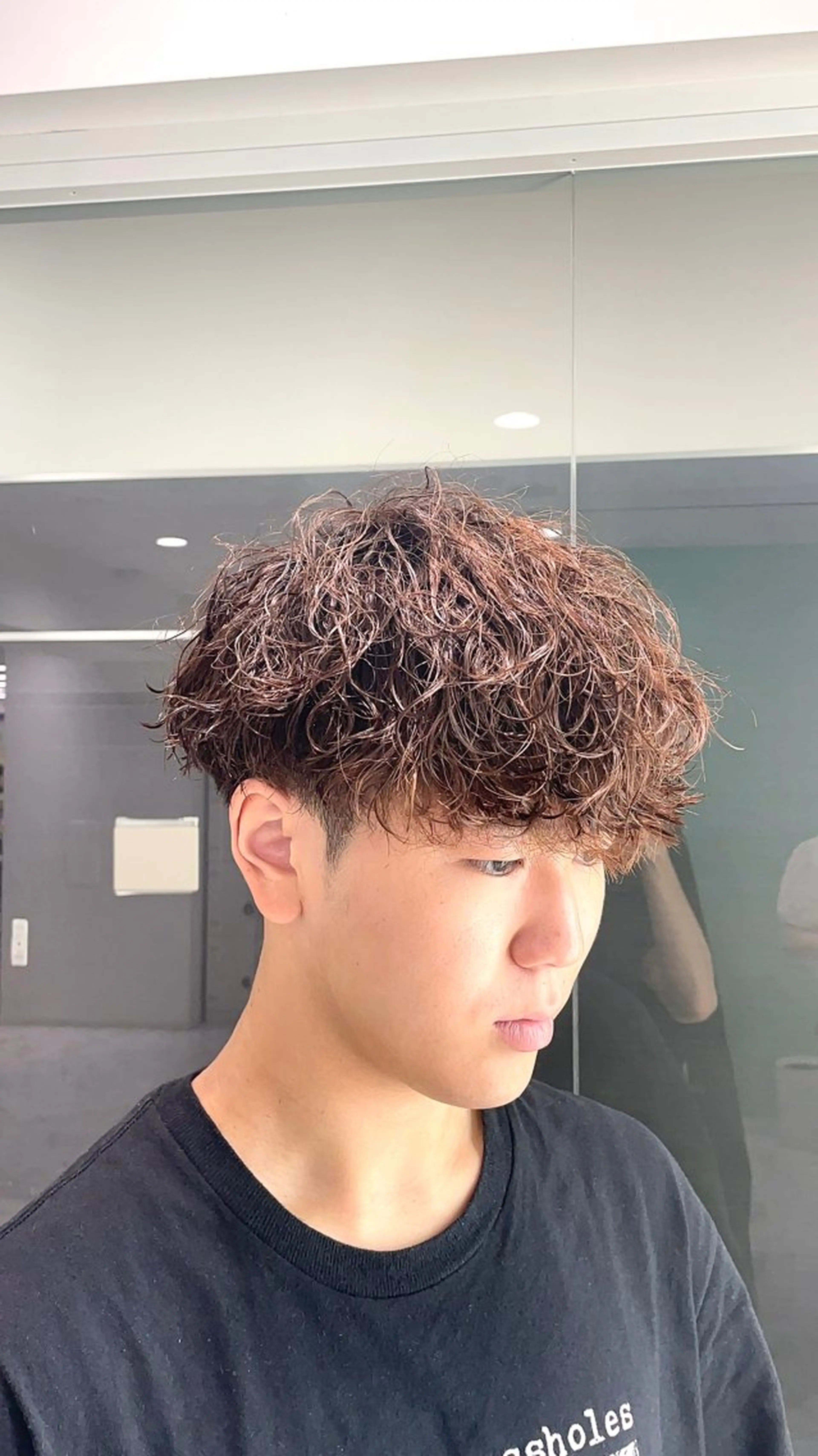 ミディアム パーマ ヘアアレンジ メンズ ミディアムパーマ メンズパーマ 波巻きパーマ 顔まわりカット の達人のヘアスタイル